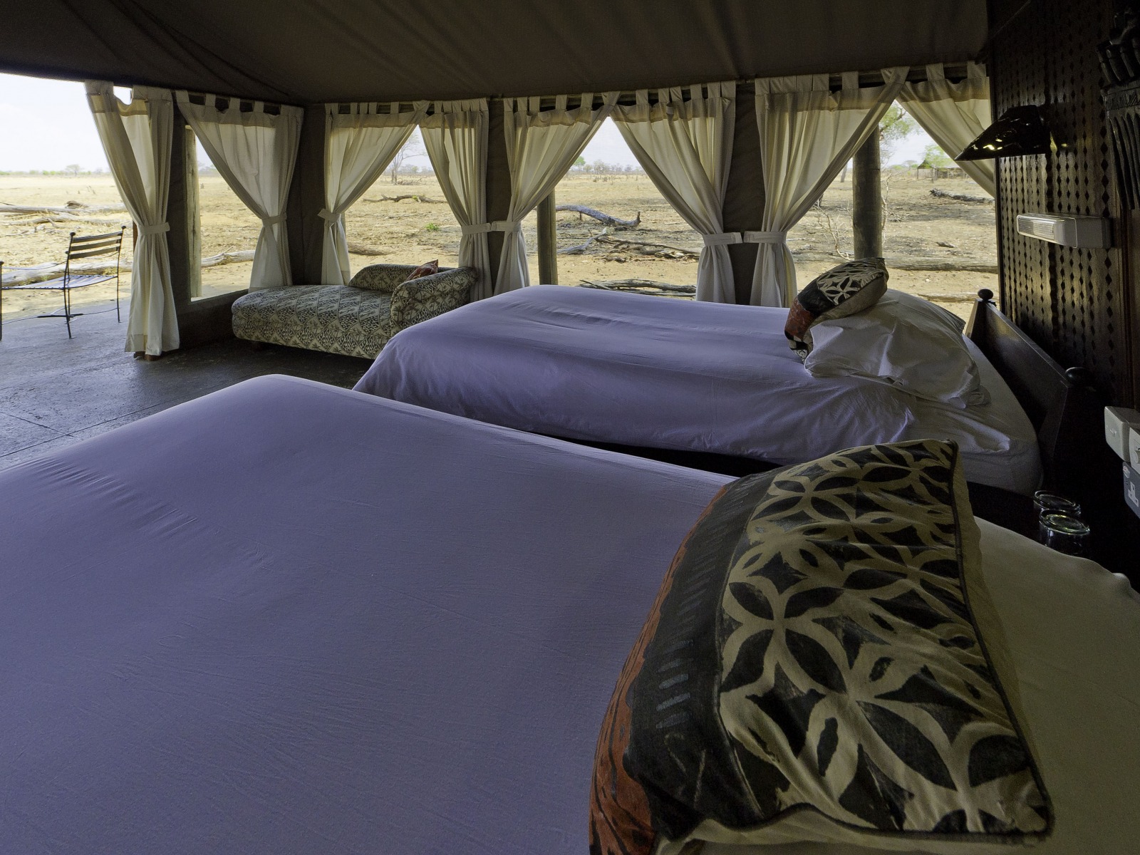 Davison's Camp, Elefanten, Elefantenpopulation, Hwange National Park, Bett, Doppelbett, Gästezelt, Wilderness Safaris