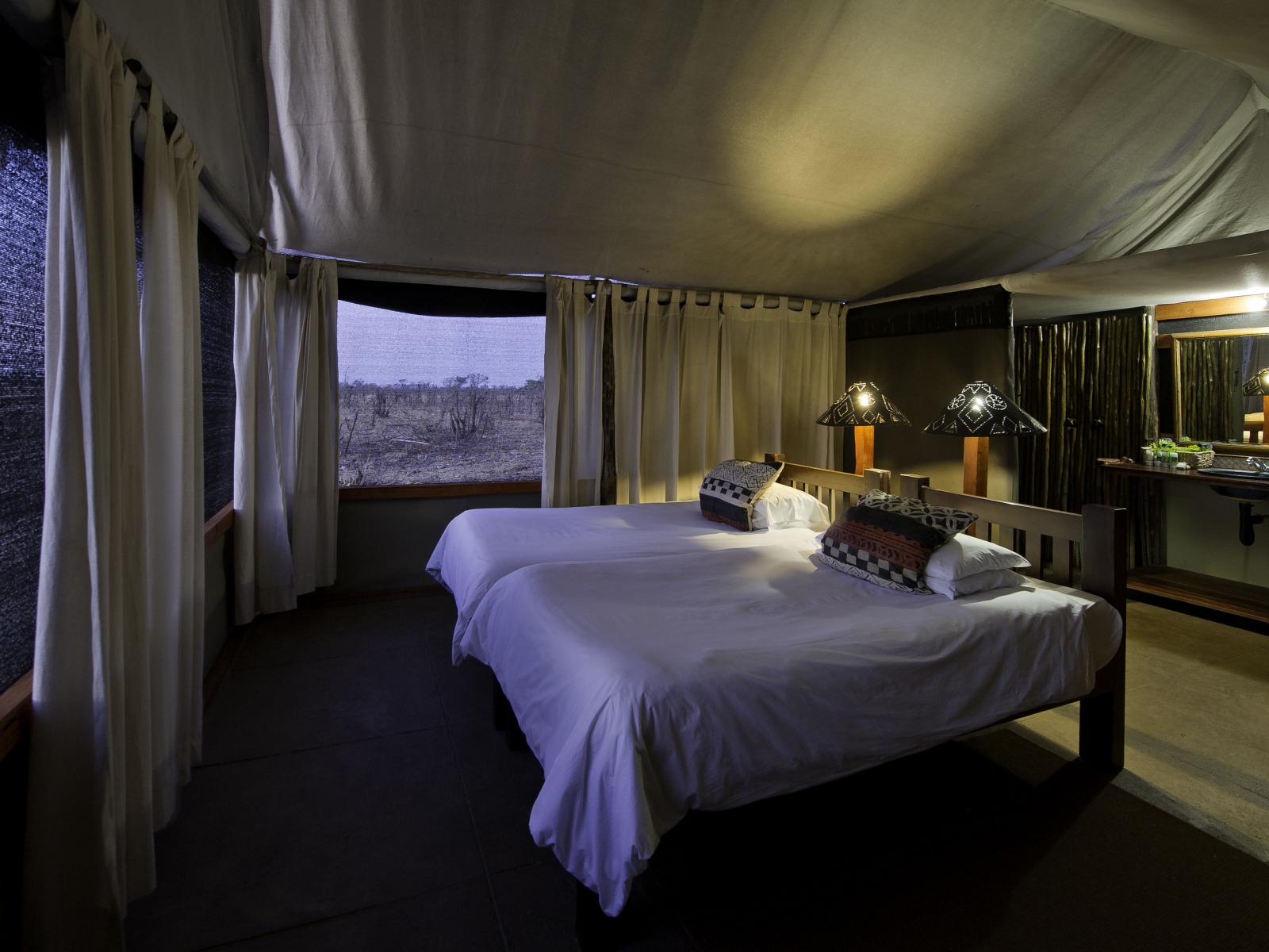 Davison's Camp, Elefanten, Elefantenpopulation, Hwange National Park, Doppelbett, Wilderness Safaris