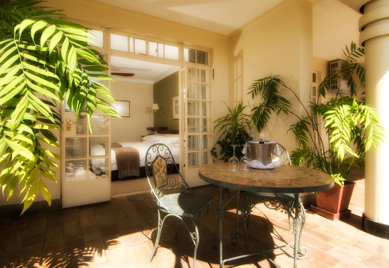 Ilala Lodge: Blick von der Veranda ins Gästezimmer Ilala Lodge, Palm Restaurant, Sambezi, Victoria Falls, Victoria Falls National Park, Viktoriafälle, Private Veranda, Boutique Hotel