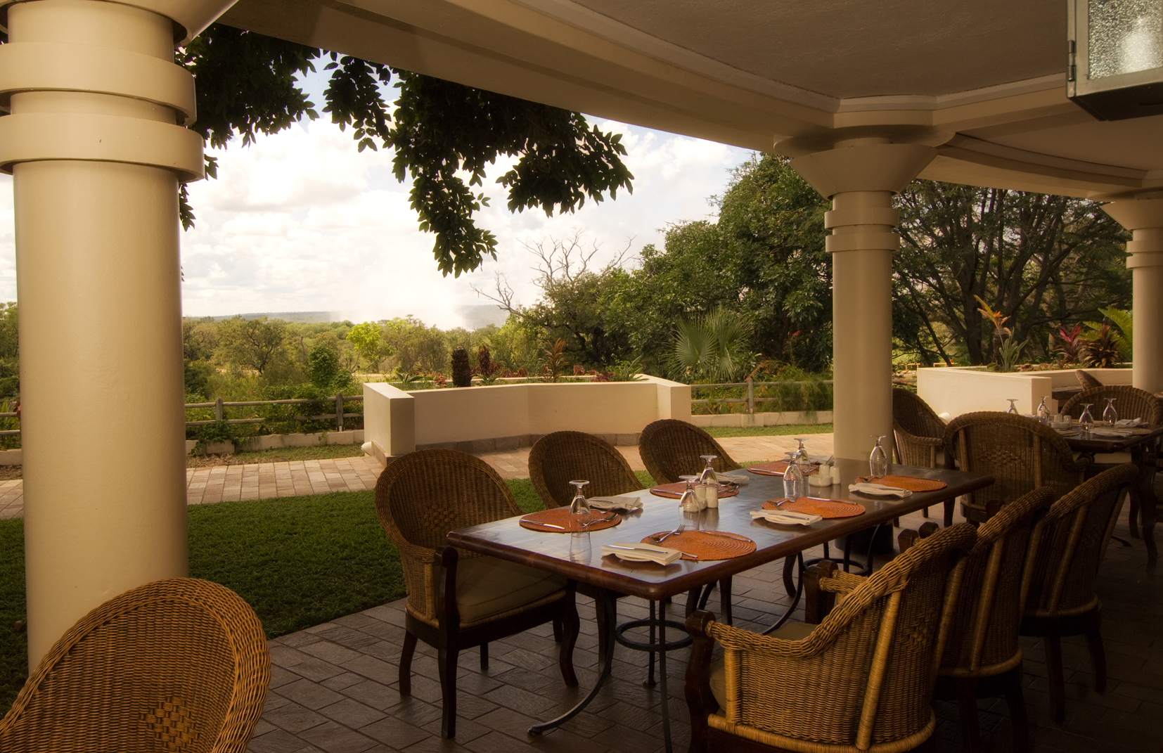 Ilala Lodge: Gartenterrasse Ilala Lodge, Palm Restaurant, Sambezi, Victoria Falls, Victoria Falls National Park, Viktoriafälle, Garten, Terrasse, Boutique Hotel
