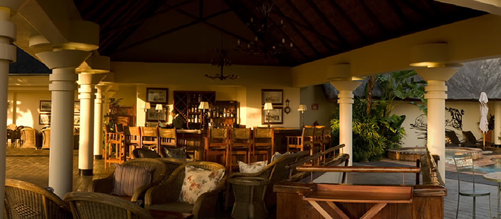 Ilala Lodge: Lounge und Bar Ilala Lodge, Sambezi, Simbabwe, Victoria Falls, Palm Restaurant, Victoria Falls National Park, Viktoriafälle, Bar, Lounge, Boutique Hotel