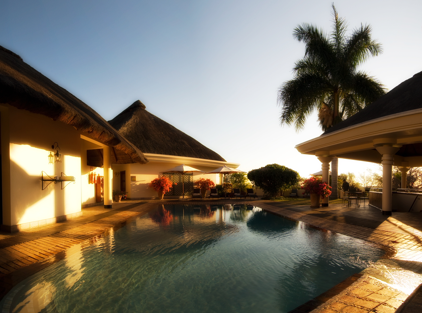 Ilala Lodge: Swimming Pool Ilala Lodge, Palm Restaurant, Sambezi, Victoria Falls, Victoria Falls National Park, Viktoriafälle, Cocktail Bar, Swimming Pool, Boutique Hotel