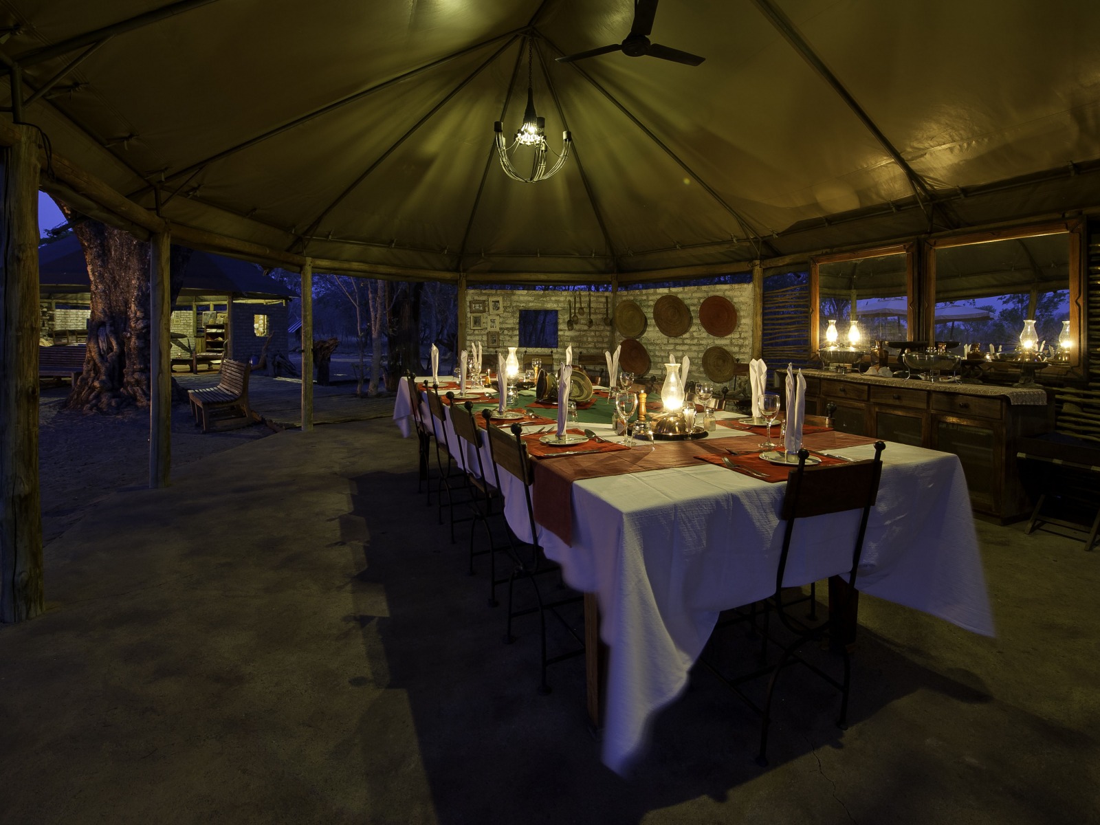 Hwange National Park, Little Makalolo Camp, Log Pile Hide, Mbiza Pan, Ngweshla, Dinner, Dinnertafel, afrikarma, Afrikarma.de, Wilderness Safaris