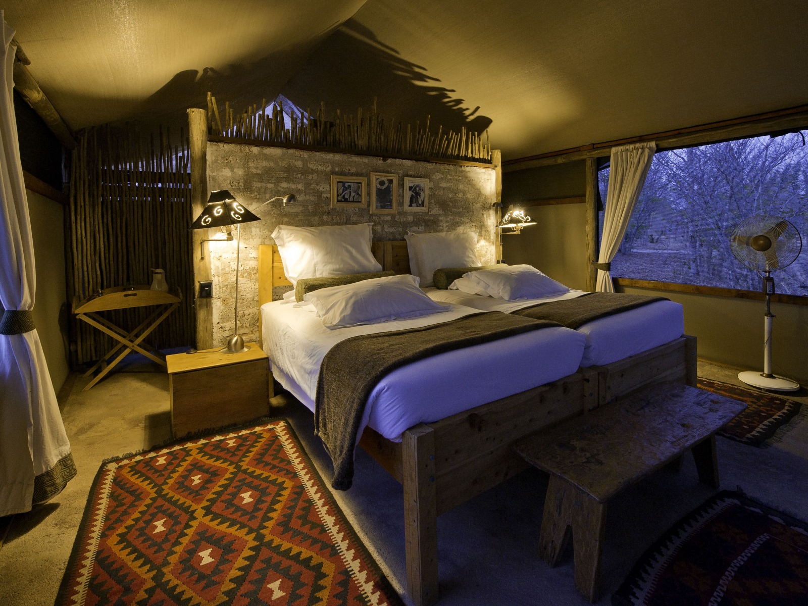 Hwange National Park, Little Makalolo Camp, Log Pile Hide, Mbiza Pan, Ngweshla, Doppelbett, Gästezelt, Standventilator, Teppich, afrikarma, Afrikarma.de, Wilderness Safaris