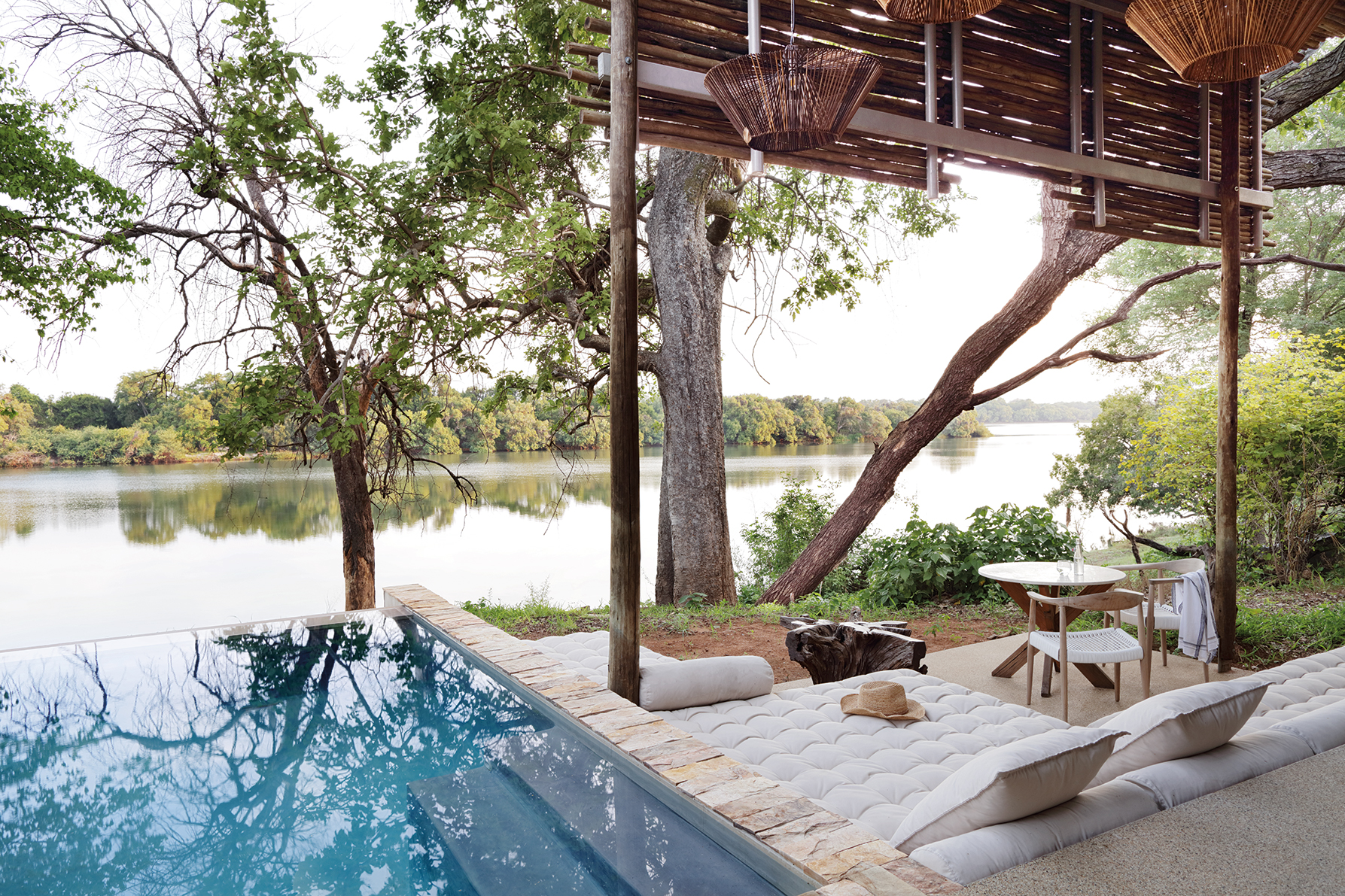 Fluss, Kazungula, Lodge, Matetsi, Matetsi River, Matetsi River Lodge, Simbabwe, Bäume, Kaffee, Lounge, Morgens, Pool, Sofa, Veranda, Sambesi, Zambezi, Afrikarma, Afrikarma Safarais, Matetsi Victoria Falls