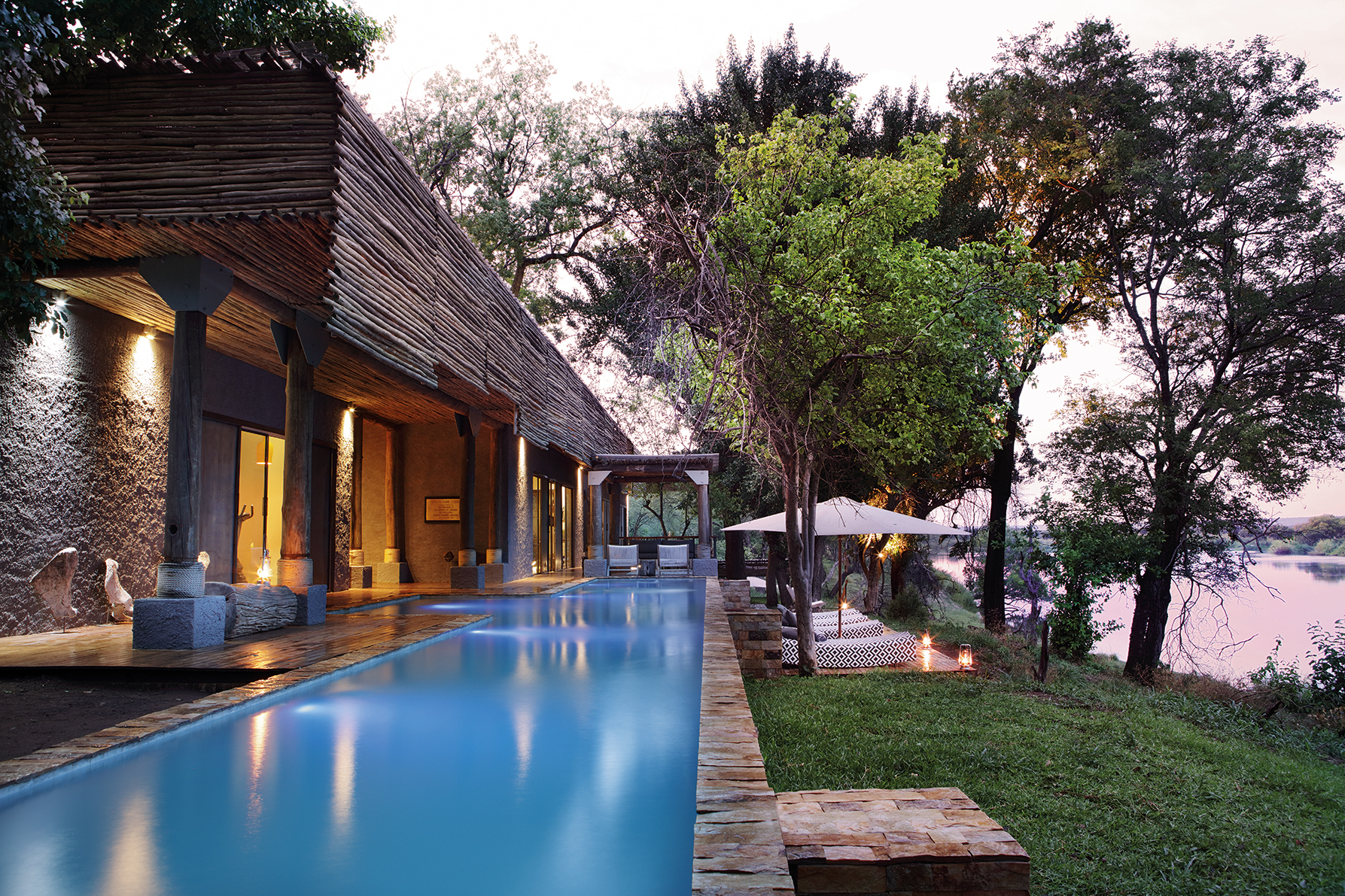Fluss, Kazungula, Lodge, Matetsi, Matetsi River, Matetsi River Lodge, Simbabwe, Abenddämmerung, Dämmerung, Flussufer, Liegen, Pool, Sonnenuntergang, Swimming Pool, Ufer, Wasser, Sambesi, Zambezi, Afrikarma, Afrikarma Safarais, Matetsi Victoria Falls