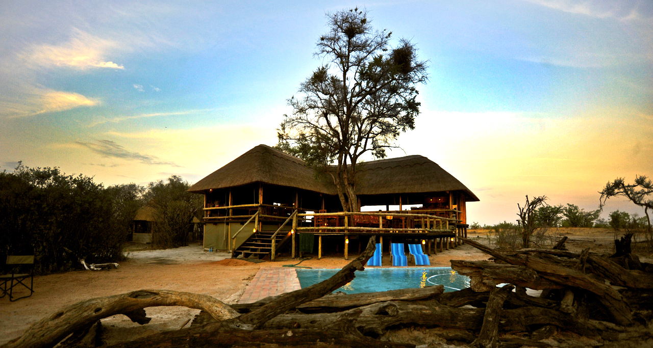 Hwange, Hwange National Park, Imvelo, Imvelo Safari Lodges, Nehimba Lodge, Haupthaus, Pool, Terrasse, Afrikarma, Afrikarma Safaris, Afrikarma Safaris - Wildnis. Hautnah., Afrikarma.de