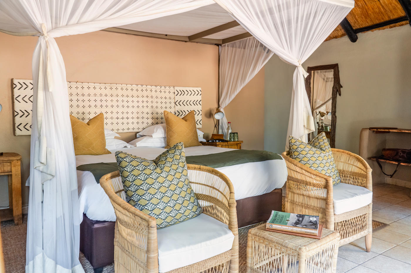 Sable Valley Lodge: Classic Rondavel Blick hinein