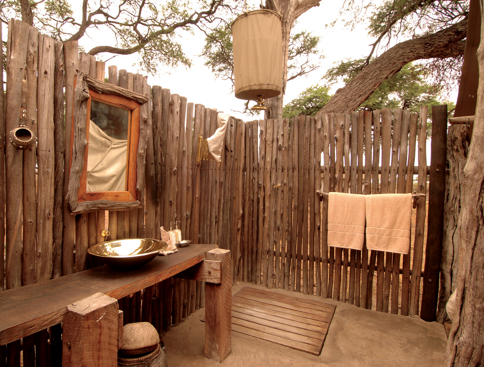 Bad, Bucket Shower, Dusche, Elefanten, Hwange National Park, Outdoor Bad, Somalisa, Somalisa Camp, Waschbecken, African Bush Camps, Beks Ndlovu