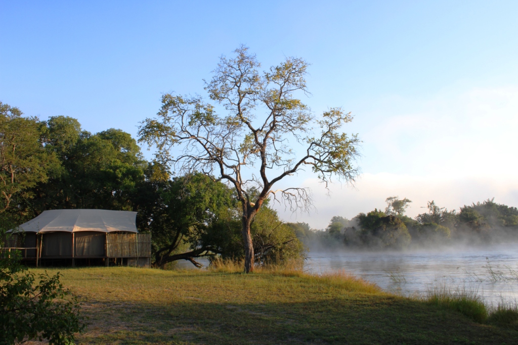 Zambezi Sands Luxury Tented Camp: Morgennebel