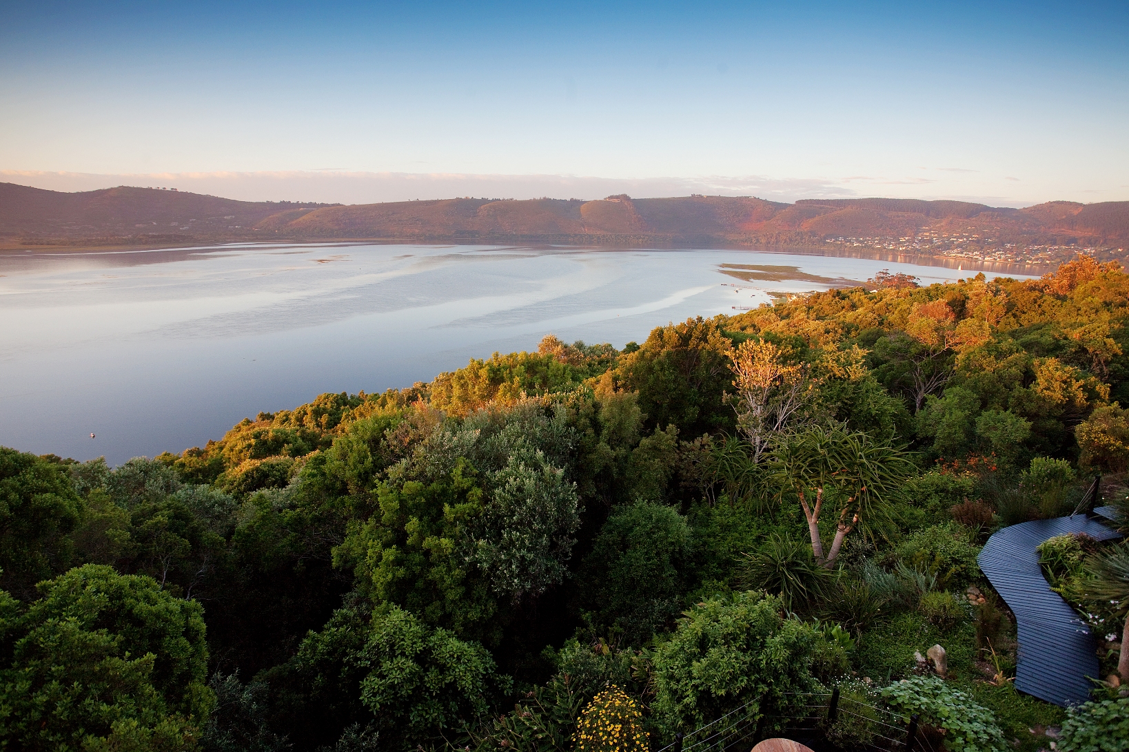 Kanonkop House: Das bewaldete Lagunenufer