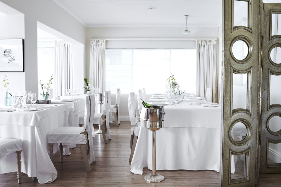 Afrikarma, Afrikarma Safaris, Afrikarma Safaris.Wildnis.Hautnah, Afrikarma.de, Leisure Isle Lodge, Geschirr, Stühle, Tisch