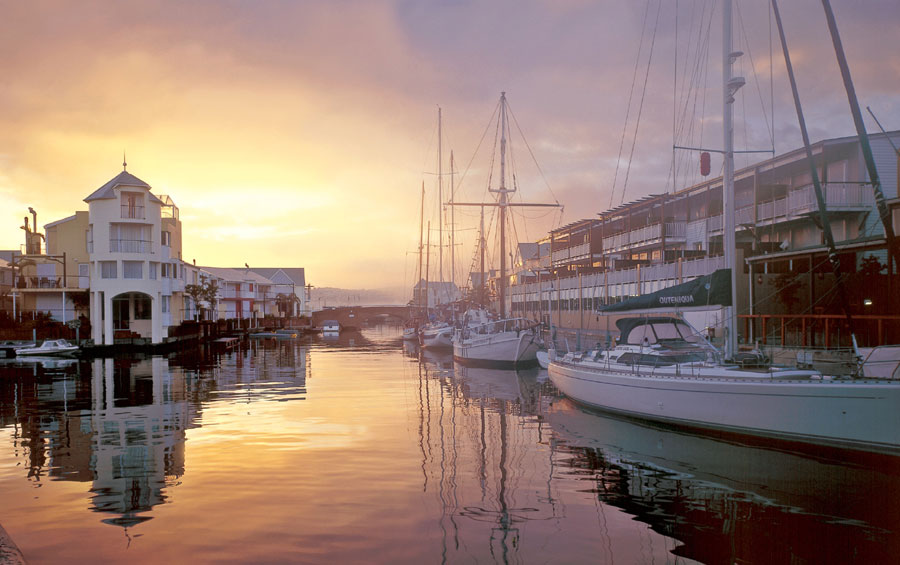 Afrikarma, Afrikarma Safaris, Afrikarma Safaris.Wildnis.Hautnah, Afrikarma.de, Leisure Isle Lodge, Boote, Häuser, Wasser