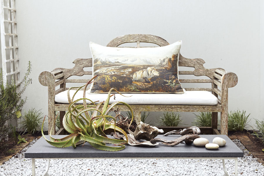 Afrikarma, Afrikarma Safaris, Afrikarma Safaris.Wildnis.Hautnah, Afrikarma.de, Leisure Isle Lodge, Dekoration, Kissen, Parkbank, Tisch