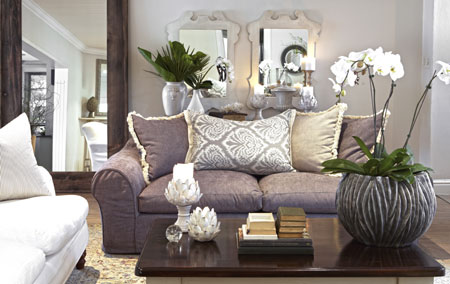 Afrikarma, Afrikarma Safaris, Afrikarma Safaris.Wildnis.Hautnah, Afrikarma.de, Leisure Isle Lodge, Blumen, Kissen, Sofa, Spiegel, Tisch