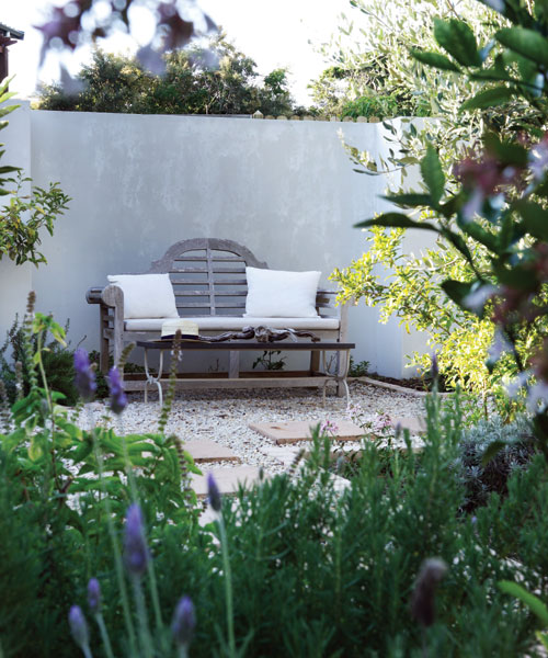 Leisure Isle Lodge: Bank im Freien