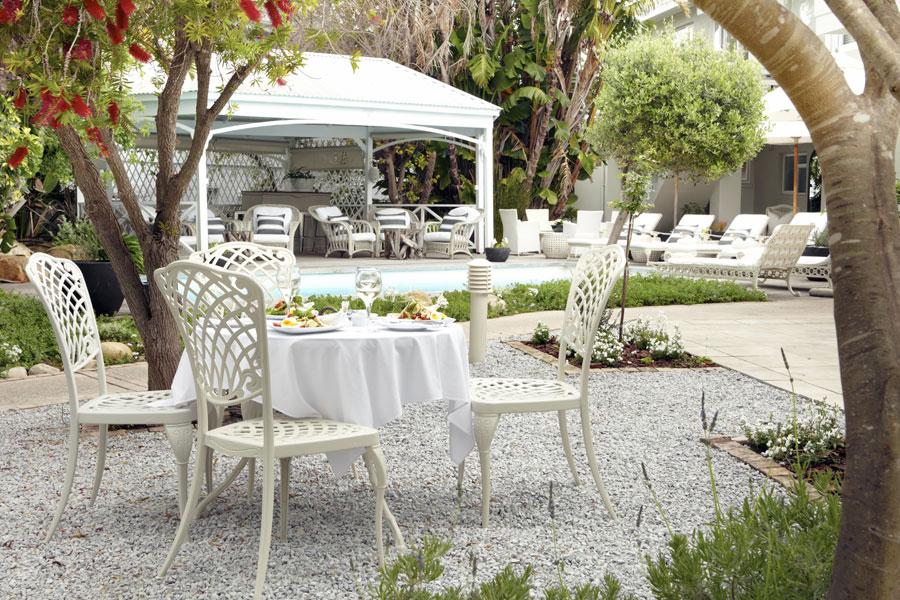 Leisure Isle Lodge: Gedeckter Tisch am Pool