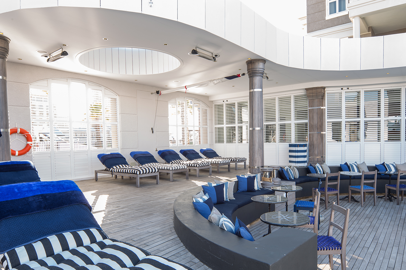 Cape Grace Hotel, Cape Town, Kapstadt, Swimming Pool, Victoria & Alfred Waterfront, Liegestühle, Afrikarma, Afrikarma Safaris, Afrikarma Safaris - Wildnis. Hautnah., Afrikarma.de, Meikles Ltd.