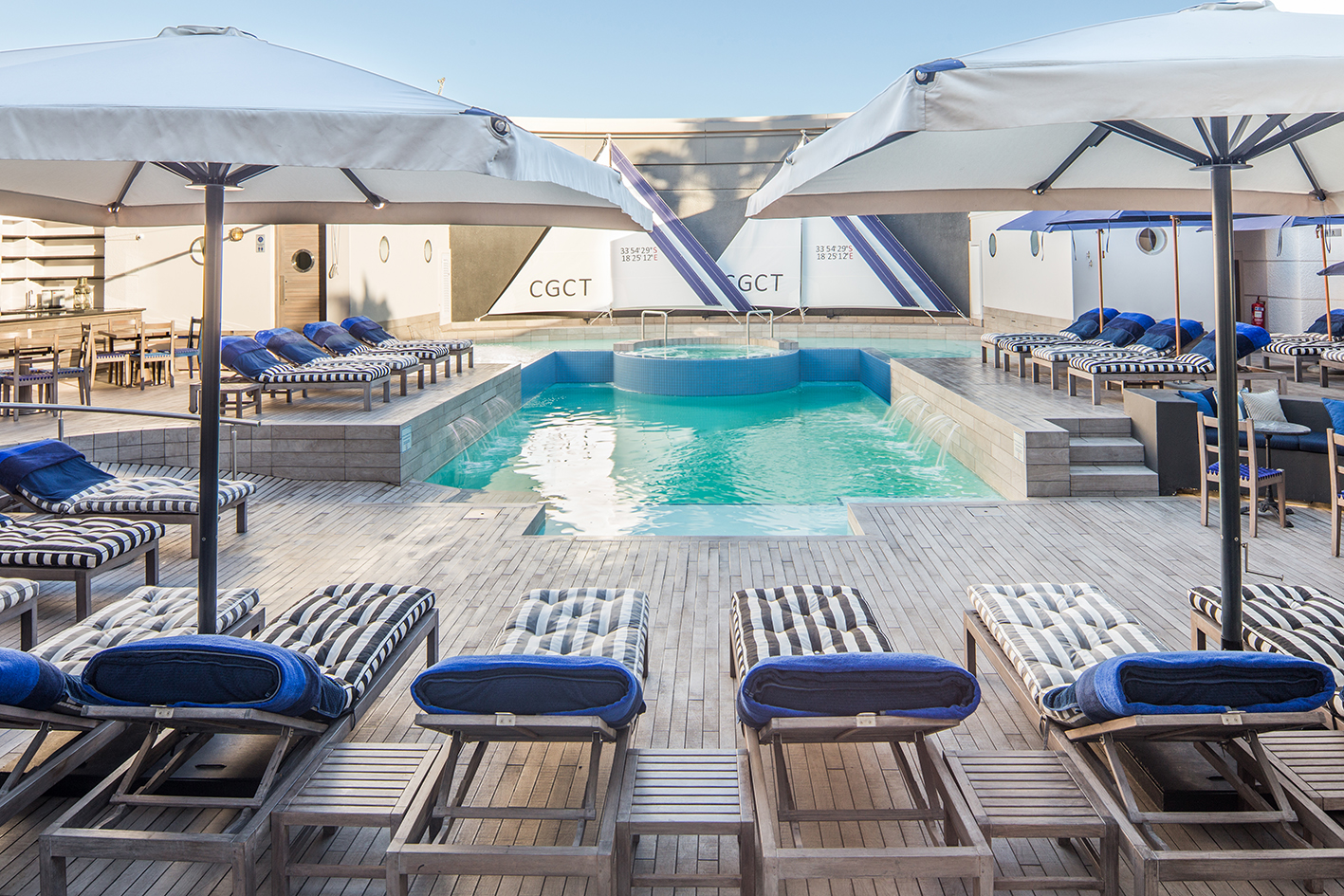 Cape Grace Hotel, Cape Town, Kapstadt, Swimming Pool, Victoria & Alfred Waterfront, Liegestühle, Sonnenschirme, Afrikarma, Afrikarma Safaris, Afrikarma Safaris - Wildnis. Hautnah., Afrikarma.de, Meikles Ltd.