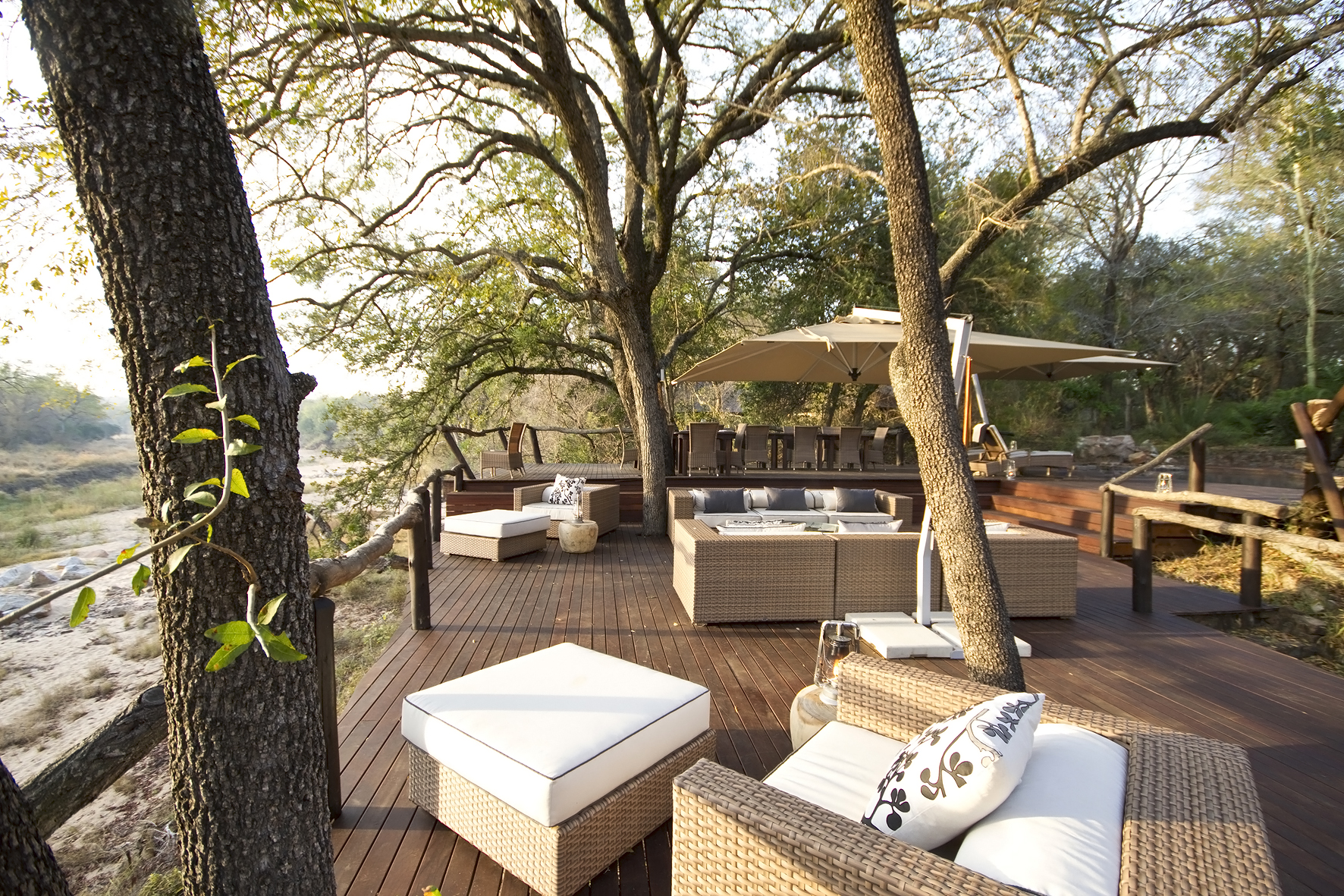 Big 5, Dulini Lodge, Dulini Private Game Reserve, Kruger National Park, Mabrak River, Sabi Sands Game Reserve, Südafrika, Korbsessel, Lounge, Sonnendeck, Sonnenschirm, Zentrale Einrichtungen, Afrikarma, Afrikarma Safaris, Afrikarma Safaris – Wildnis. Hautnah., afrikarma.de