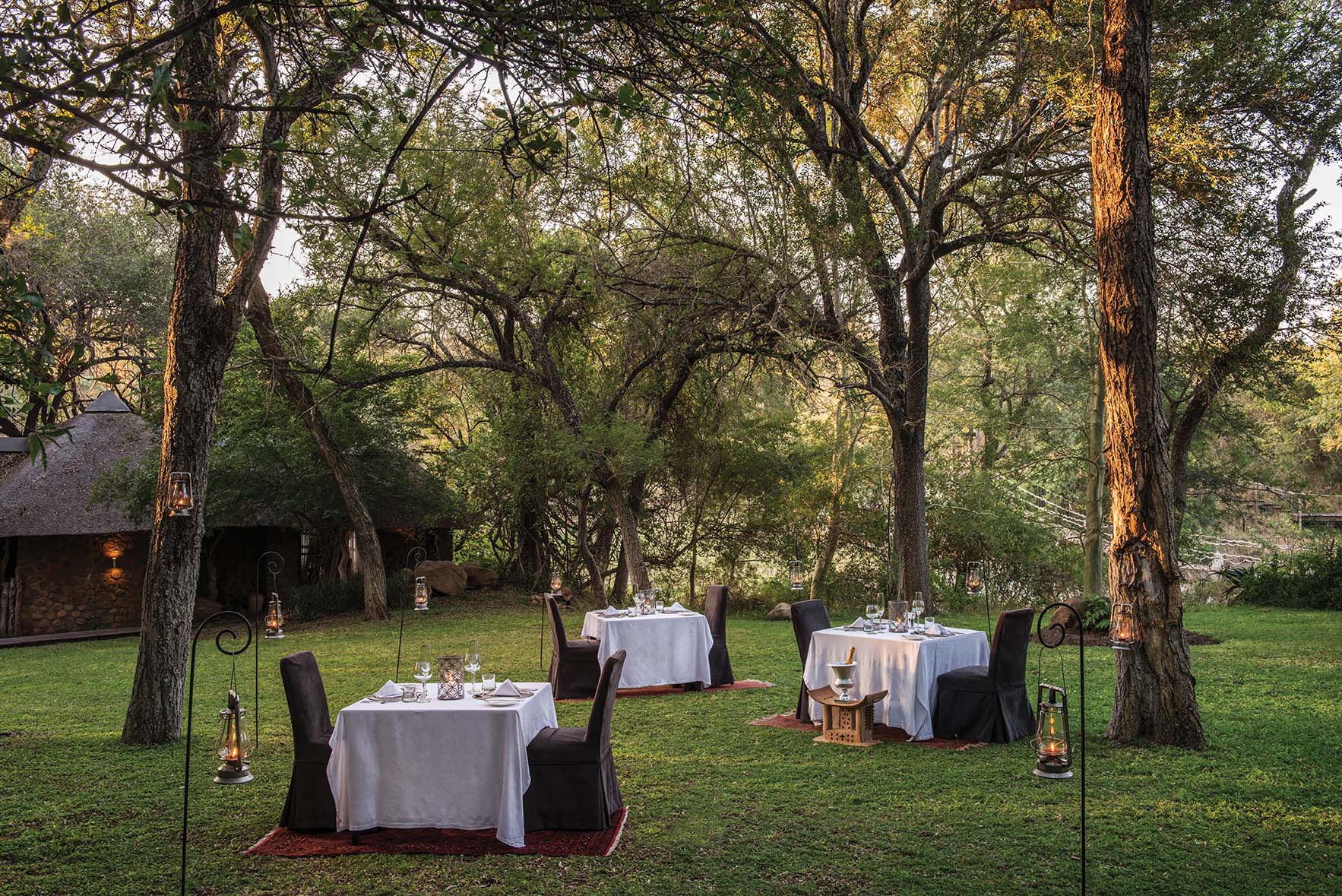 Big 5, Dulini Lodge, Dulini Private Game Reserve, Kruger National Park, Mabrak River, Sabi Sands Game Reserve, Südafrika, Dinner, Essen, Freier Himmel, Afrikarma, Afrikarma Safaris, Afrikarma Safaris – Wildnis. Hautnah., afrikarma.de