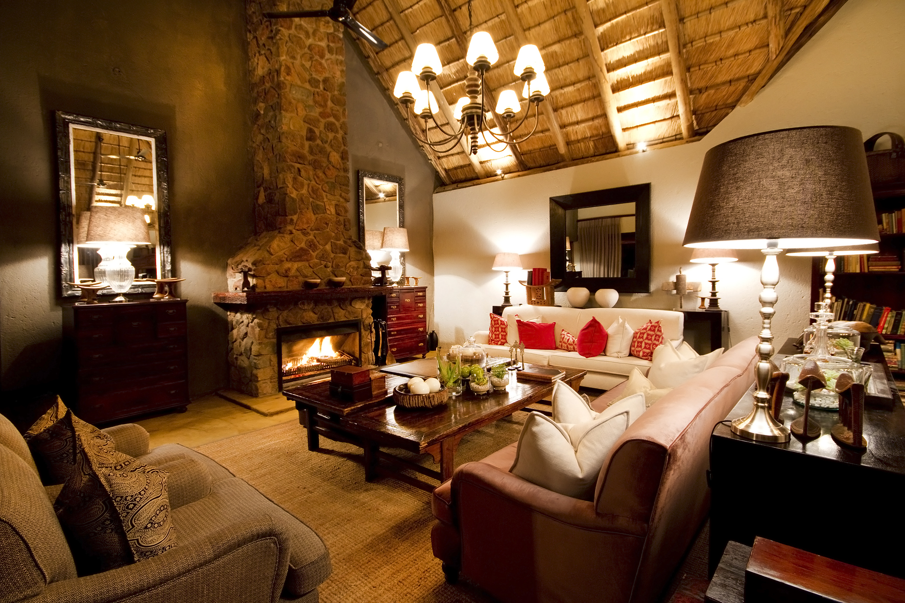 Big 5, Dulini Lodge, Dulini Private Game Reserve, Kruger National Park, Mabrak River, Sabi Sands Game Reserve, Südafrika, Kamin, Lounge, Sessel, Sofas, Zentrale Einrichtungen, Afrikarma, Afrikarma Safaris, Afrikarma Safaris – Wildnis. Hautnah., afrikarma.de