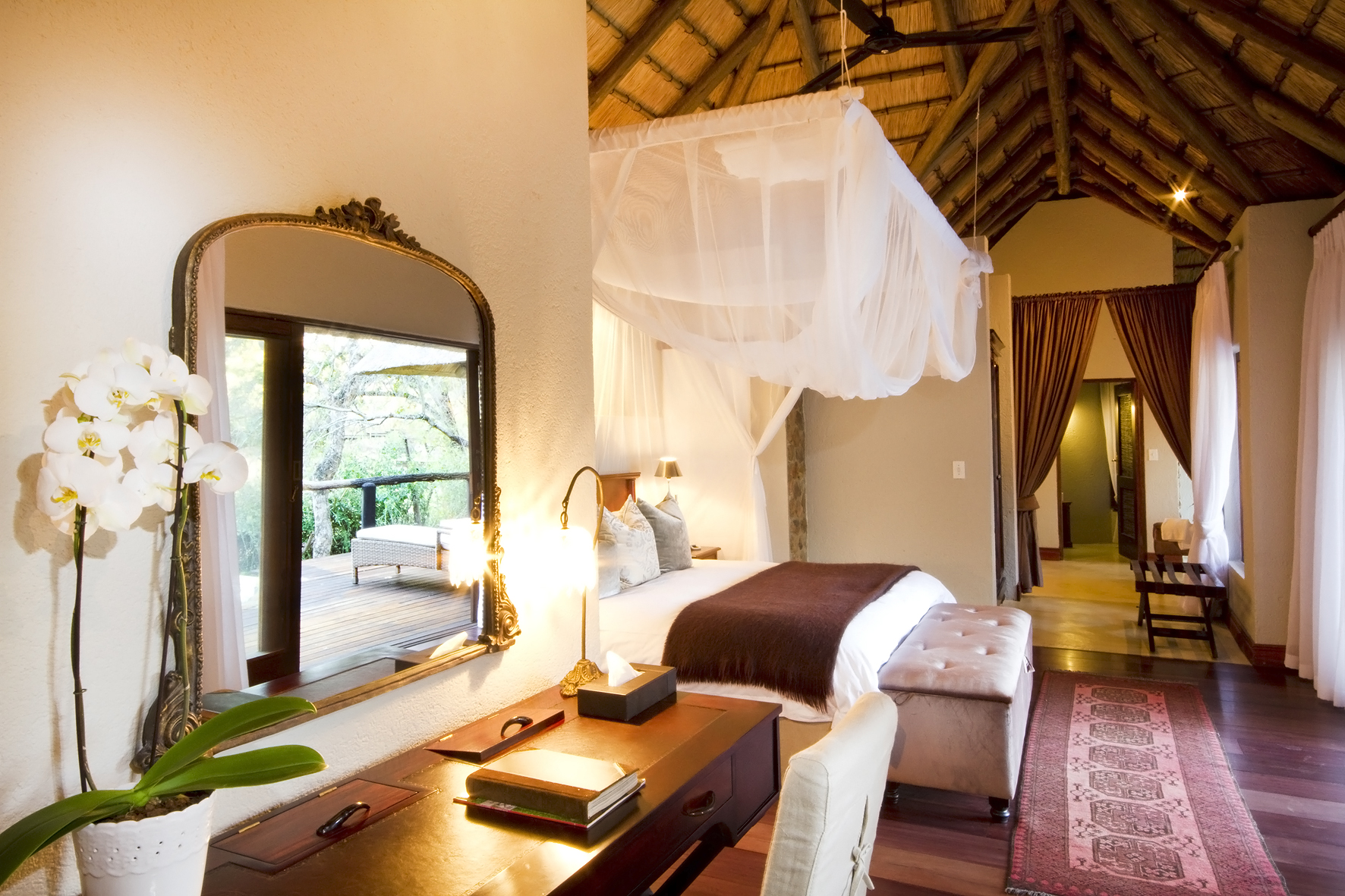 Big 5, Dulini Lodge, Dulini Private Game Reserve, Kruger National Park, Mabrak River, Sabi Sands Game Reserve, Südafrika, Doppelbett, Himmelbett, Sekretär, Spiegel, Afrikarma, Afrikarma Safaris, Afrikarma Safaris – Wildnis. Hautnah., afrikarma.de