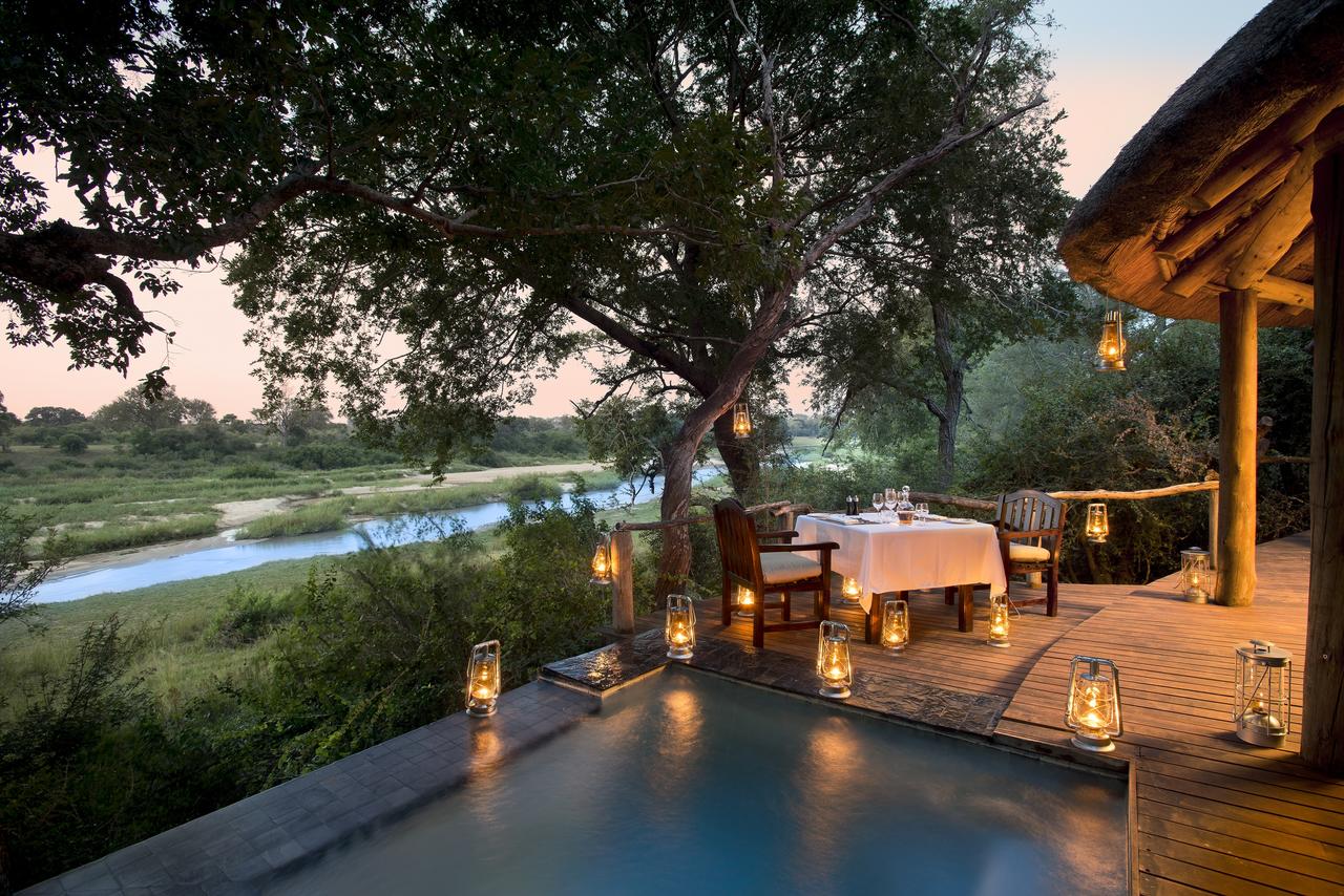 Dulini Private Game Reserve, Dulini River Lodge, Kruger National Park, Mabrak River, Sabi Sands Game Reserve, Südafrika, Dinner, Fluss, Gedeckter Tisch, Kerzenschein, Pool, Sonnenuntergang, Suite, Terrasse, Afrikarma, Afrikarma Safaris, Afrikarma Safaris – Wildnis. Hautnah., afrikarma.de, Sand River