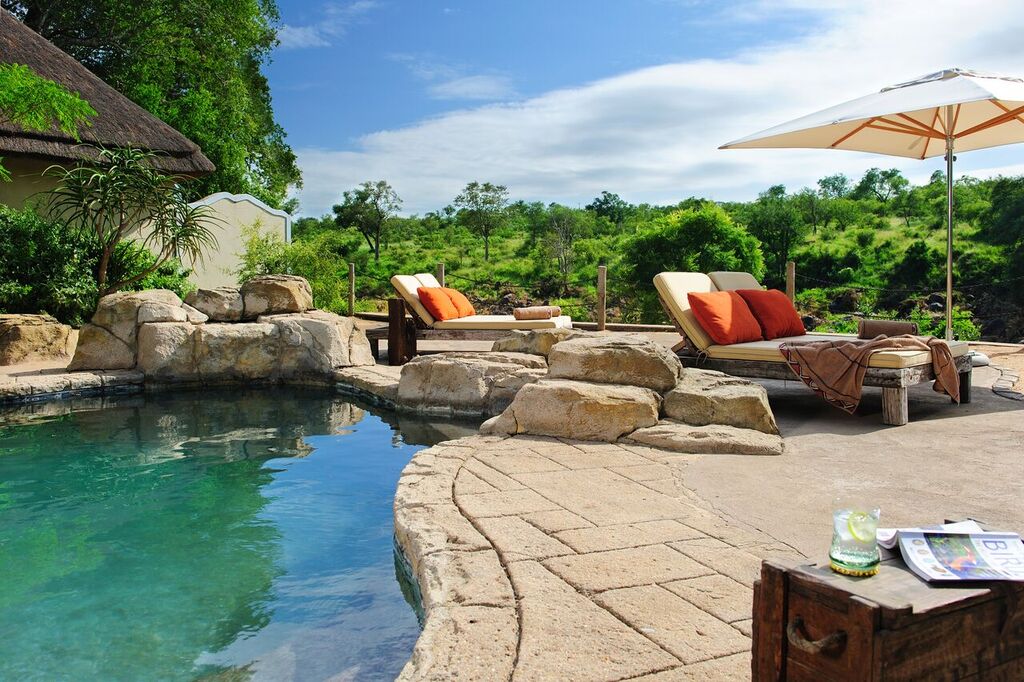 Fitzpatrick’s at Jock: Pool mit Terrasse Jock Safari Lodge, Krüger Nationalpark, Safari, Südafrika, Pool, Afrikarma, Afrikarma Safaris, Afrikarma Safaris - Wildnis. Hautnah., afrikarma.de