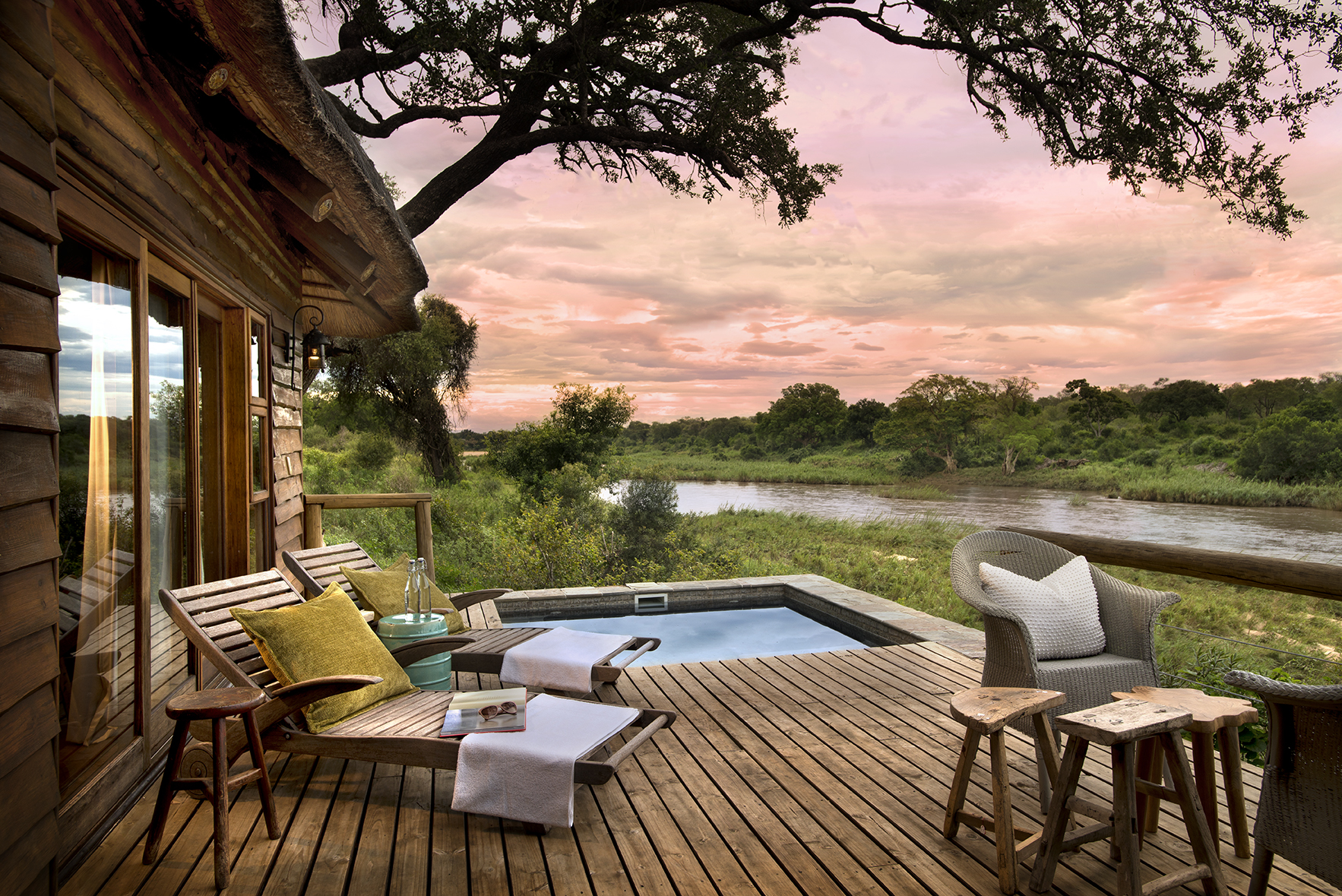 Krüger-Nationalpark, Lion Sands Game Reserve, Lion Sands Narina Lodge, More, Narina Lodge, Sabi Sands, Skukuza, Abend, Außenbereich, Möbel, Pool, Sonnenuntergang, Terrasse, Afrikarma, Afrikarma Safaris, Afrikarma Safaris - Wildnis. Hautnah., Afrikarma.de
