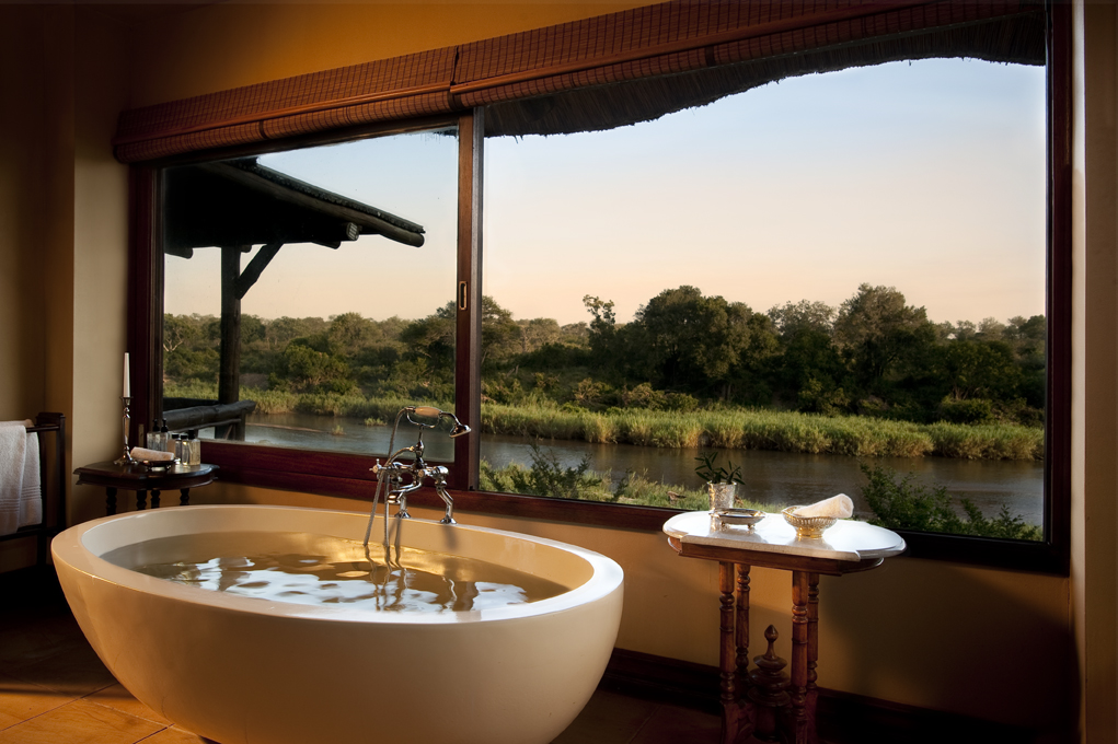 Krüger-Nationalpark, Lion Sands Game Reserve, Lion Sands Narina Lodge, More, Narina Lodge, Sabi Sands, Skukuza, Aussicht, Badewanne, Badezimmer, Fluss Sabie, Sabie, Afrikarma, Afrikarma Safaris, Afrikarma Safaris - Wildnis. Hautnah., Afrikarma.de