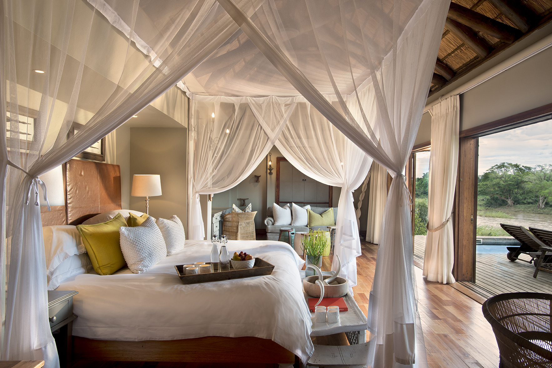 Krüger-Nationalpark, Lion Sands Game Reserve, Lion Sands Narina Lodge, More, Narina Lodge, Sabi Sands, Skukuza, Ambient, Bett, Betten, Einrichtung, Möbel, Schlafzimmer, Stimmung, Afrikarma, Afrikarma Safaris, Afrikarma Safaris - Wildnis. Hautnah., Afrikarma.de