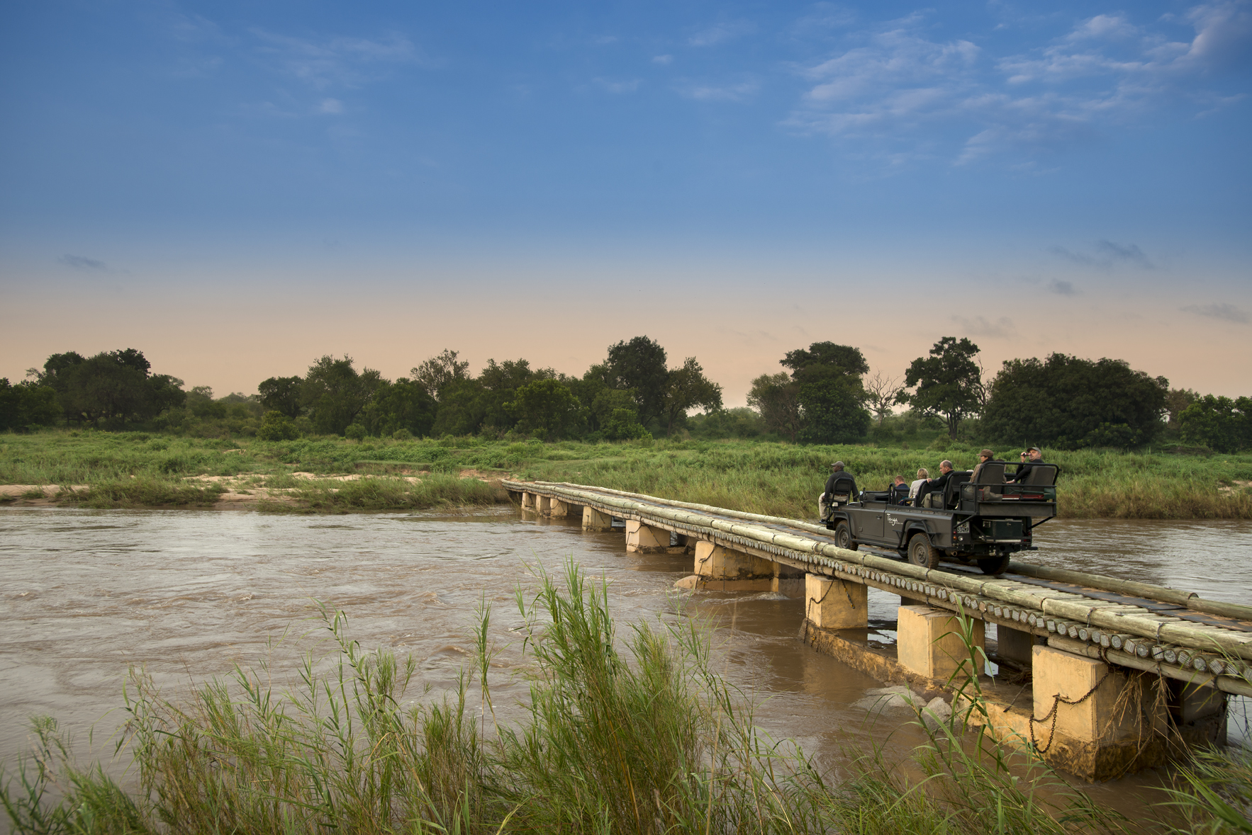 Krüger-Nationalpark, Lion Sands Game Reserve, Lion Sands Narina Lodge, More, Narina Lodge, Sabi Sands, Skukuza, Brücke, Fahrzeug, Fluss, Fluss Sabie, Himmel, Natur, Wasser, Afrikarma, Afrikarma Safaris, Afrikarma Safaris - Wildnis. Hautnah., Afrikarma.de