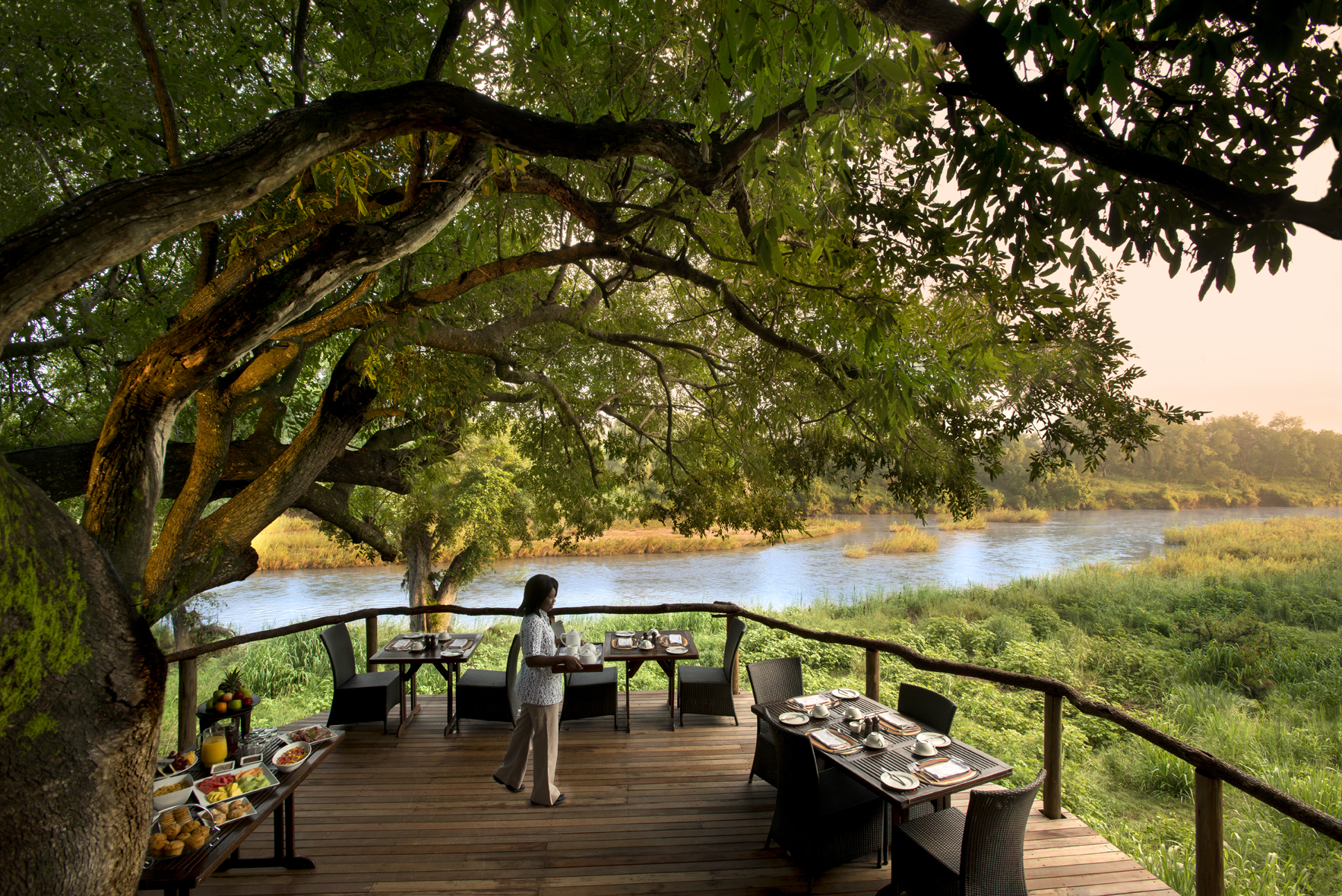 Krüger-Nationalpark, Lion Sands Game Reserve, Lion Sands Narina Lodge, More, Narina Lodge, Sabi Sands, Skukuza, Aussicht, Buffet, Fluss Sabie, Frühstück, Natur, Sabie, Terrasse, Afrikarma, Afrikarma Safaris, Afrikarma Safaris - Wildnis. Hautnah., Afrikarma.de