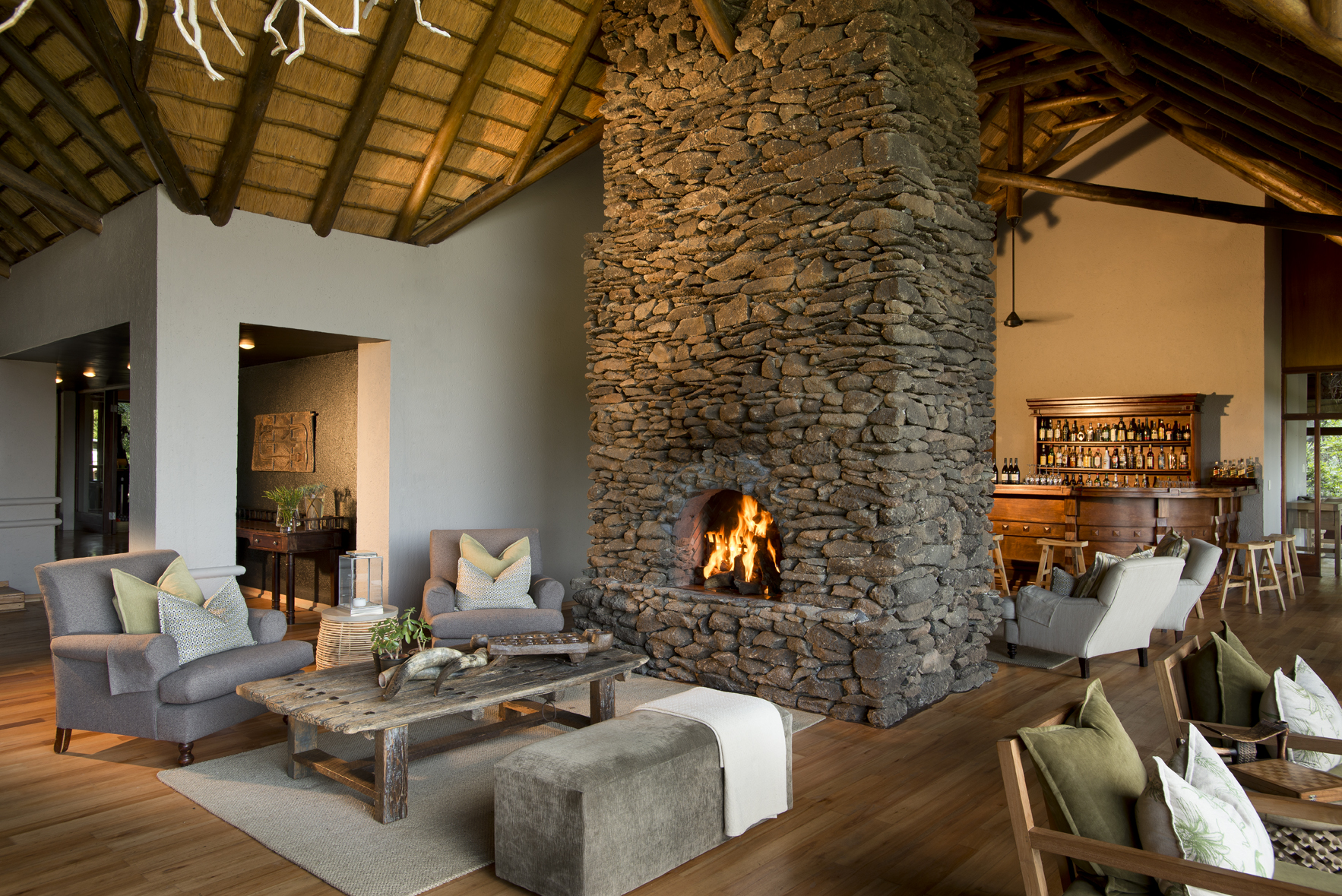 Krüger-Nationalpark, Lion Sands Game Reserve, Lion Sands Narina Lodge, More, Narina Lodge, Sabi Sands, Skukuza, Einrichtung, Feuerstelle, Interior, Kamin, Möbel, Afrikarma, Afrikarma Safaris, Afrikarma Safaris - Wildnis. Hautnah., Afrikarma.de
