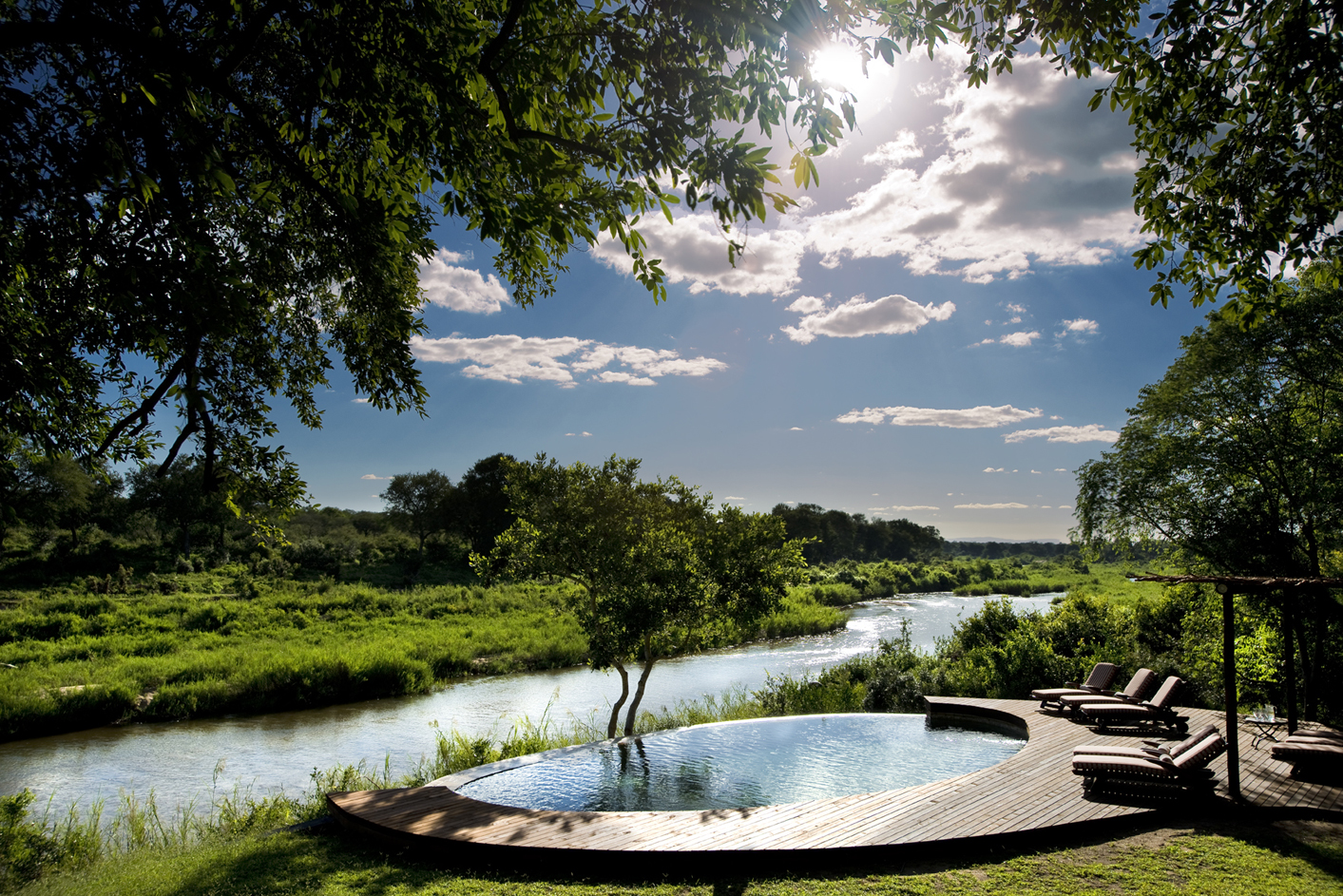 Fluss, Fluss Sabie, Krüger-Nationalpark, Lion Sands, Lion Sands Tinga Lodge, Lodge, More, Sabi Sands, Tinga Lodge, Außenanlage, Deck, Natur, Pool, Ufer, Afrikarma, Afrikarma Safaris, Afrikarma Safaris - Wildnis. Hautnah., Afrikarma.de