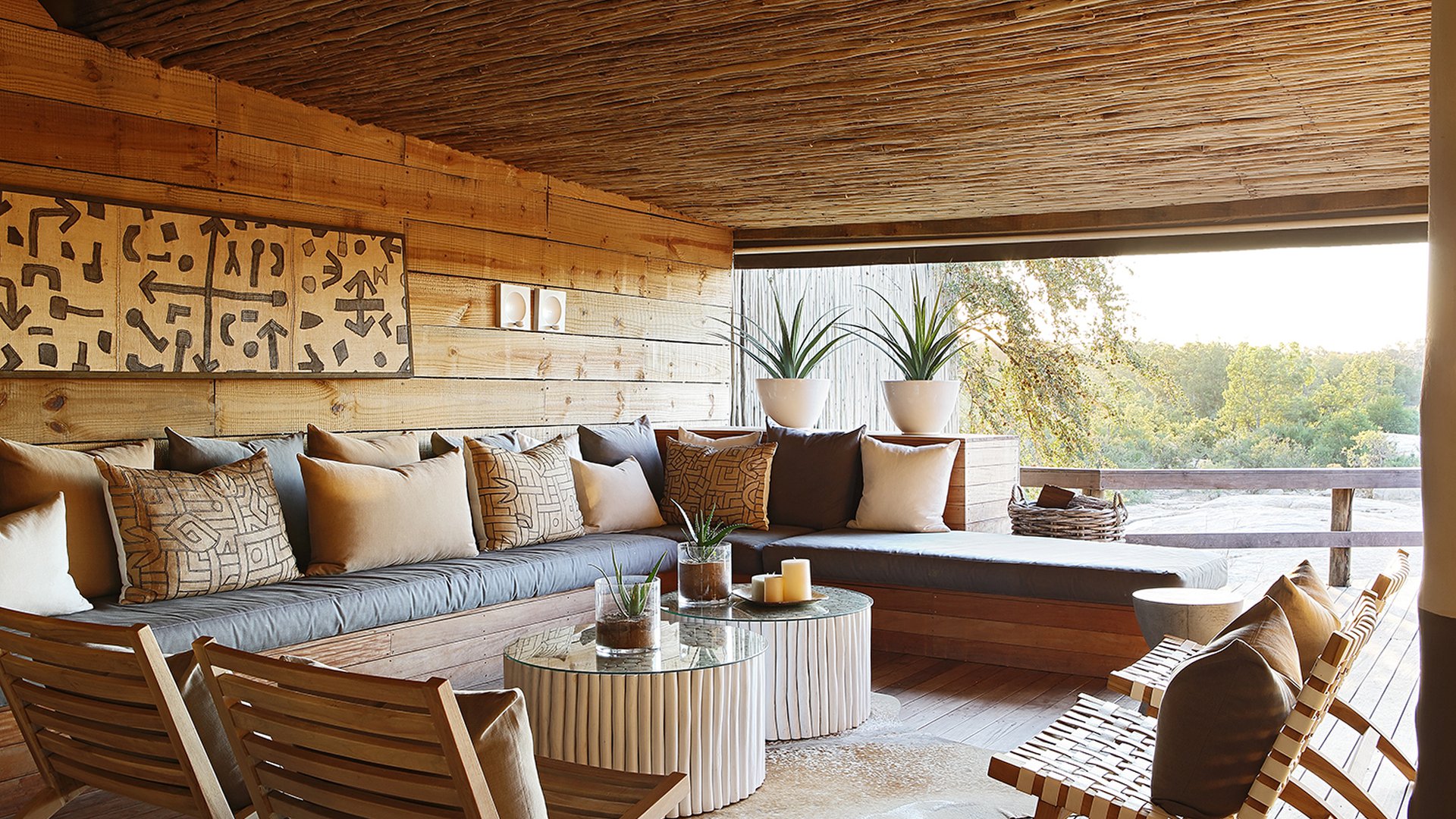 Kruger National Park, Londolozi, Londolozi Founders Camp, Londolozi Game Reserve, Sabi Sand Game Reserve, Sand River, Südafrika, Flussbett, Glasfront, Hauptgebäude, Kissen, Lounge, Sessel, Sofa, Terrasse, Afrikarma, Afrikarma Safaris, Afrikarma Safaris – Wildnis. Hautnah., afrikarma.de