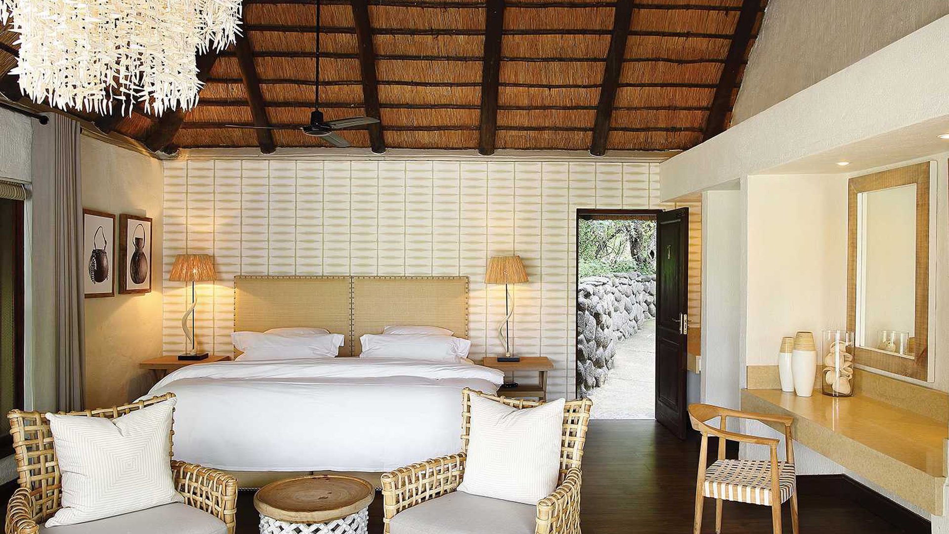 Kruger National Park, Londolozi, Londolozi Founders Camp, Londolozi Game Reserve, Sabi Sand Game Reserve, Sand River, Südafrika, Chalet, Doppelbett, Rattan, Schlafbereich, Sessel, Sitzecke, Spiegel, Afrikarma, Afrikarma Safaris, Afrikarma Safaris – Wildnis. Hautnah., afrikarma.de