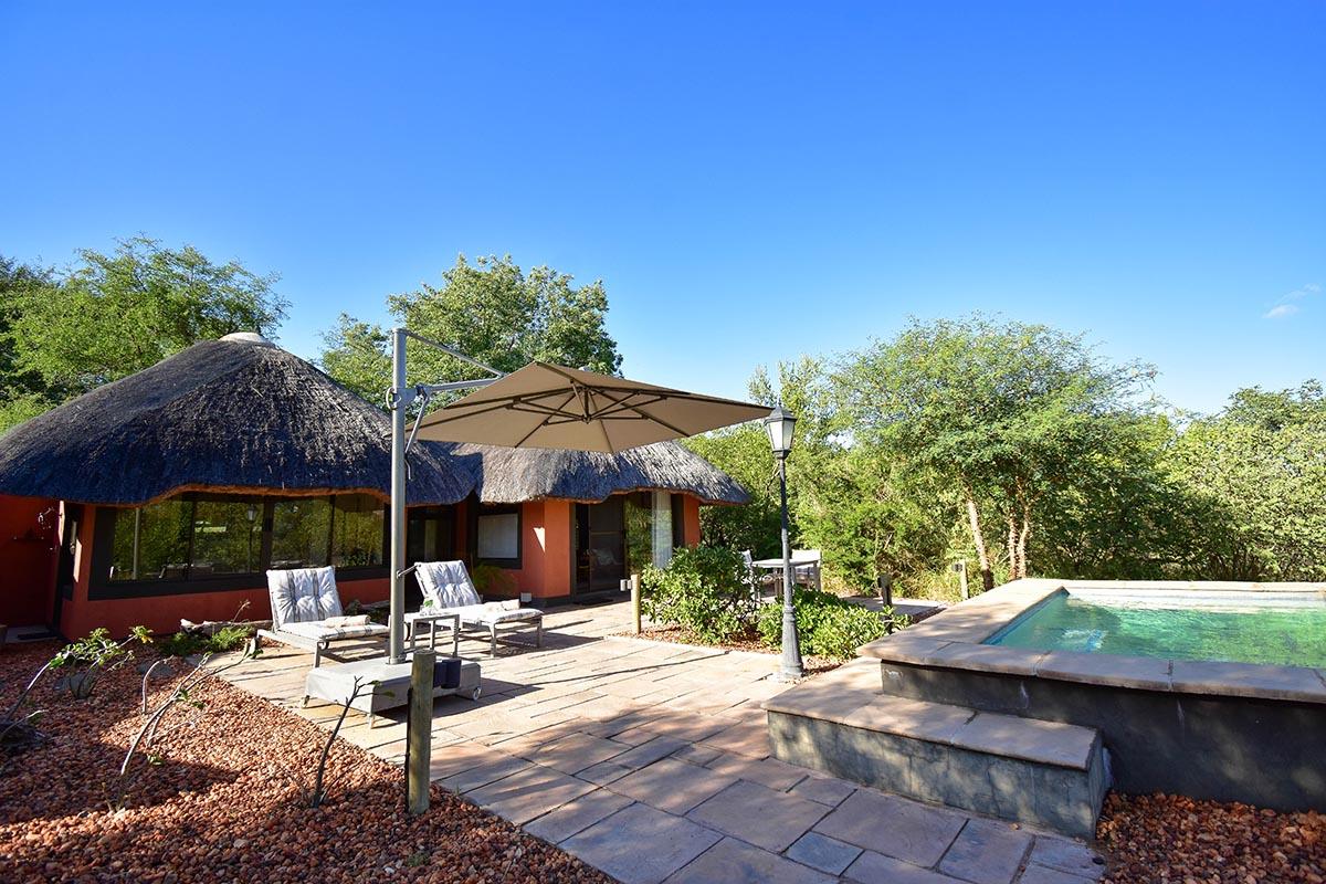 Mohlabetsi Safari Lodge: Der Pool der Suite