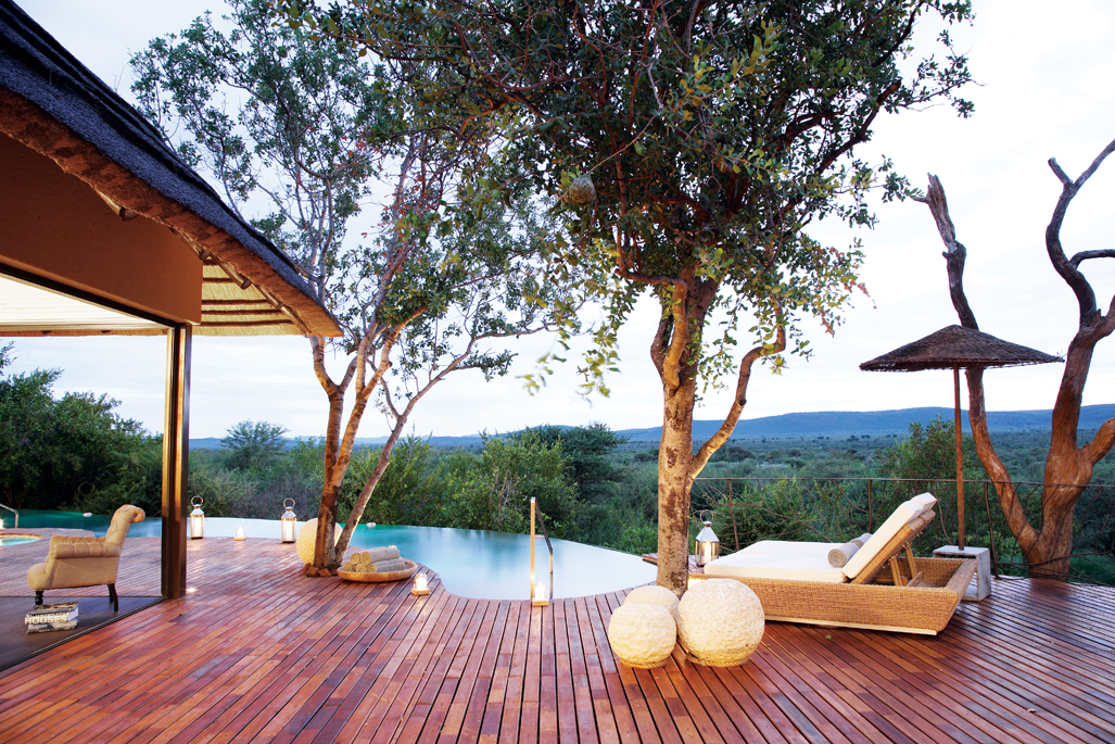 Afrika, Afrikarma Safaris, Afrikarma Safaris - Wildnis. Hautnah., Afrikarma.de, Madikwe Game Reserve, Molori Safari Lodge, Safari, Südafrika, Infinity-Pool, Molelo Presidential Suite, Pool, Pooldeck, Terrasse, Afrikarma