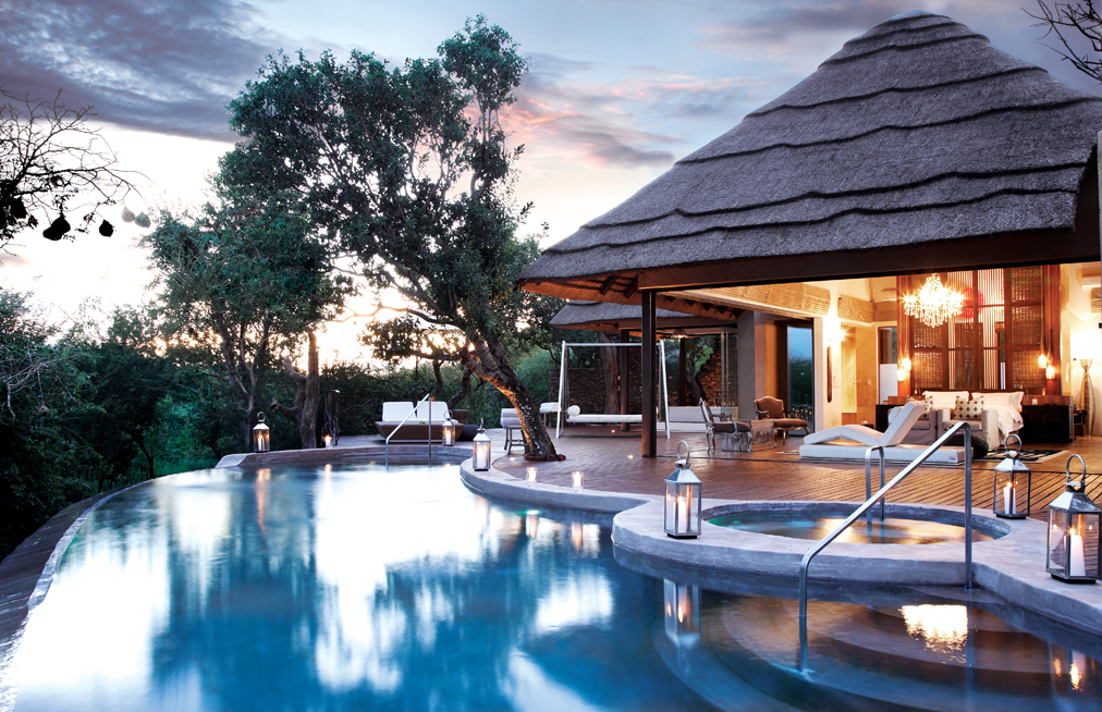 Afrika, Afrikarma Safaris, Afrikarma Safaris - Wildnis. Hautnah., Afrikarma.de, Madikwe Game Reserve, Molori Safari Lodge, Safari, Südafrika, Blaue Stunde, Infinity-Pool, Lounge, Metsi Presidential Suite, Poolbereich, Pooldeck, Afrikarma