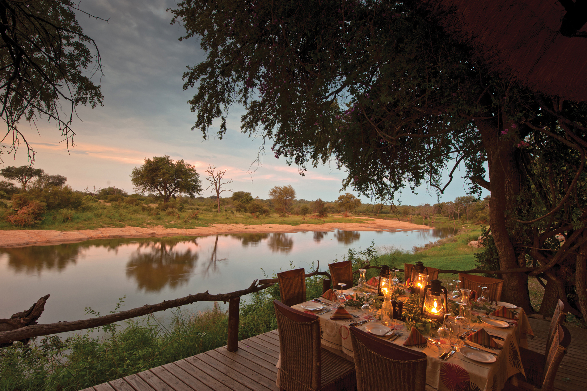 Motswari, South Africa, Timbavati, Fluss Sohebele, Kruger National Park, Krüger-Nationalpark, Motswari Game Lodge, Motswari Private Game Reserve, Sohebele, Südafrika, Timbavati Nature Reserve, Ambient, Einrichtung, Essen, Esstisch, Flussufer, Himmel, Natur, Tisch, Afrikarma, Afrikarma Safaris, Afrikarma Safaris - Wildnis. Hautnah., afrikarma.de