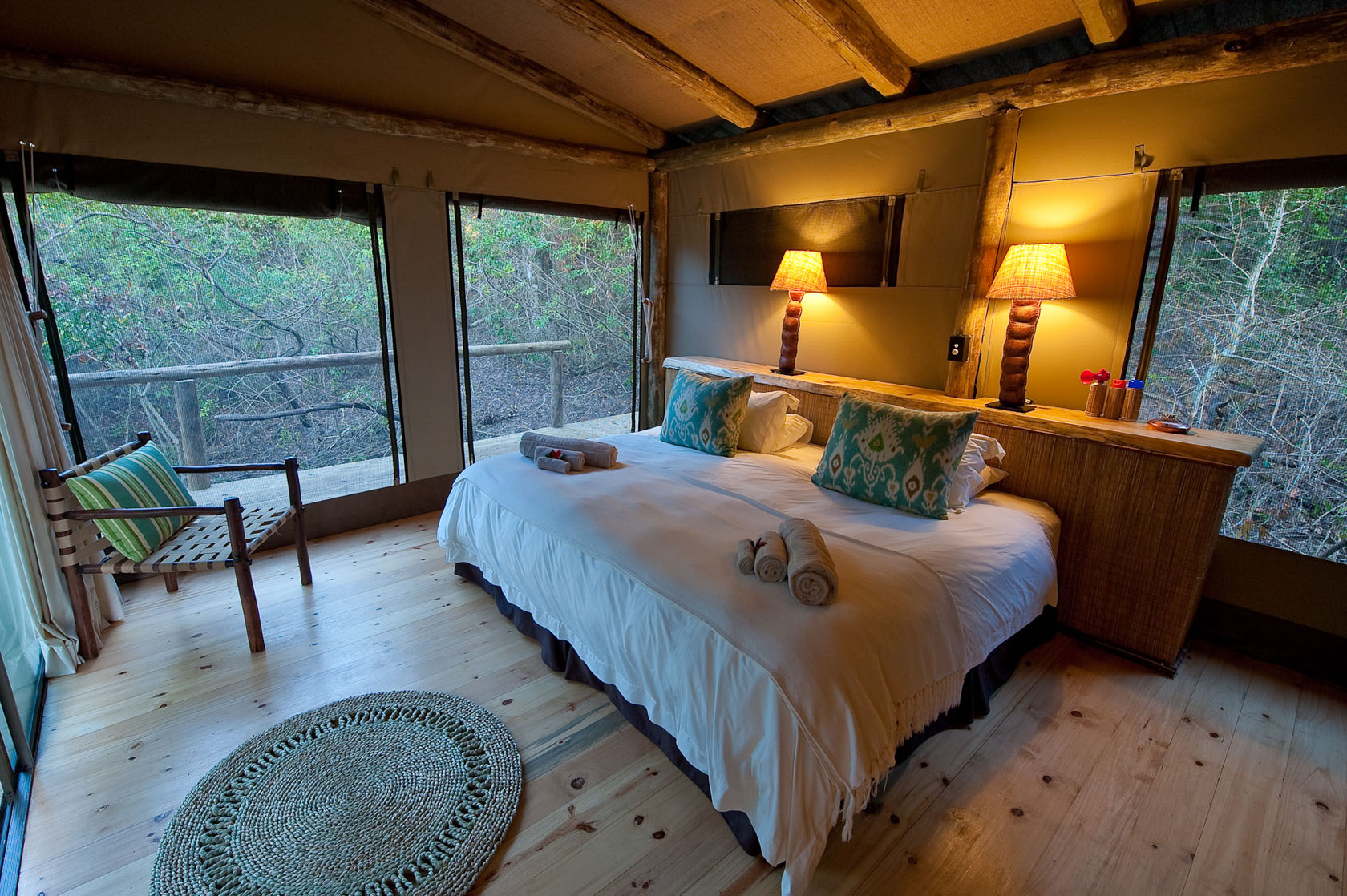 Rocktail Beach Camp, Doppelbett, Holzboden, Lampe, Stuhl, Gästechalet, Afrikarma, Afrikarma.de, Wilderness Adventure, Wilderness Safaris