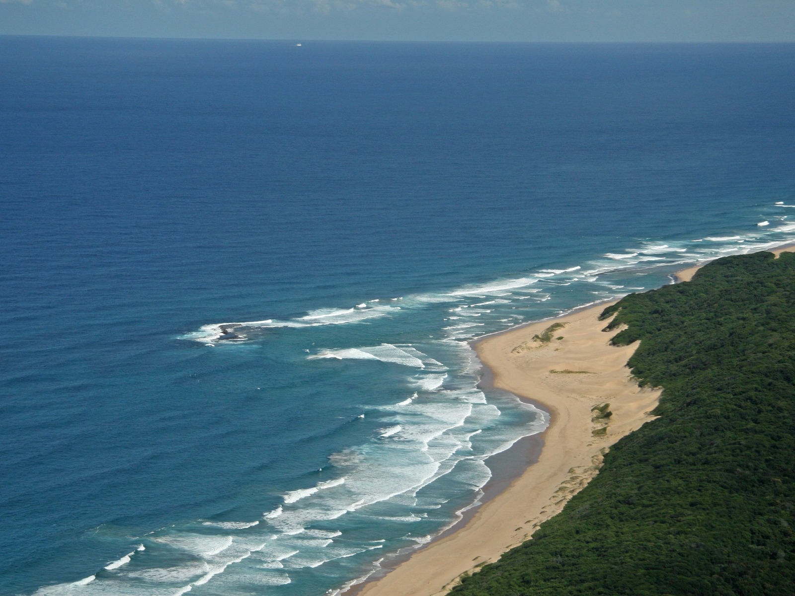 Rocktail Beach Camp, Brandung, Himmel, Landschaft, Luftbild, Meer, Strand, Wolken, Afrikarma, Afrikarma.de, Wilderness Adventure, Wilderness Safaris
