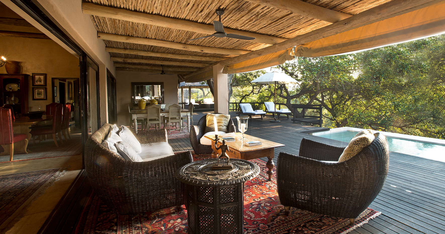 big 5, royal malewane, sabi sands game reserve, südafrika, the royal portfolio, thornybush game reserve, außendeck mit lounge, afrikarma, afrikarma safaris, afrikarma safaris - wildnis. hautnah., afrikarma.de