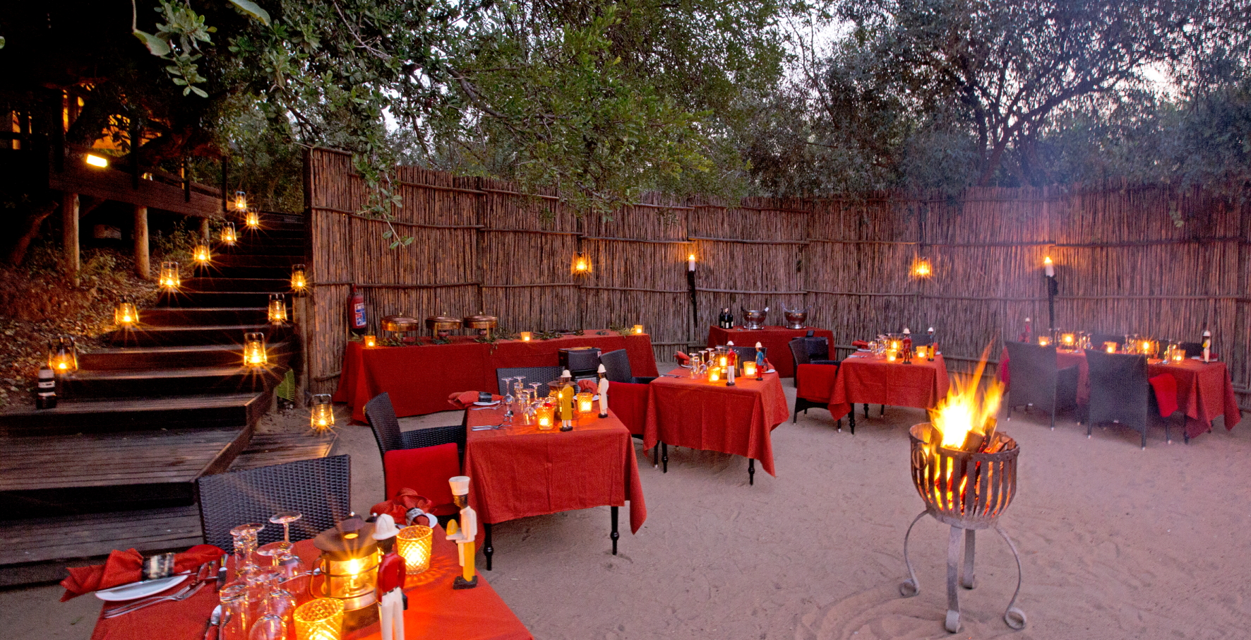 big 5, royal malewane, sabi sands game reserve, südafrika, the royal portfolio, thornybush game reserve, essbereich mit feuerstelle, afrikarma, afrikarma safaris, afrikarma safaris - wildnis. hautnah., afrikarma.de