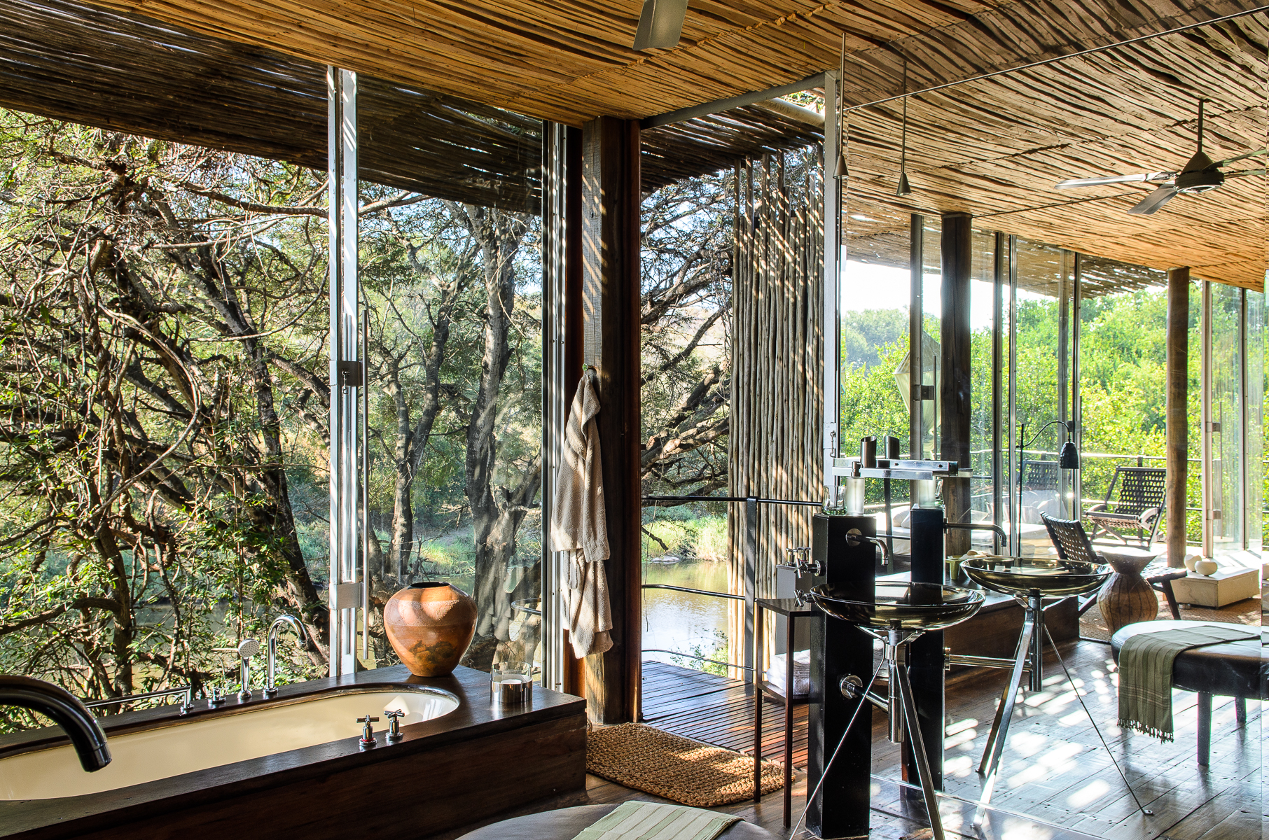 Big 5, Hideaway, Kruger National Park, Krüger-Nationalpark, Singita, Singita Sweni Lodge, Südafrika, Sweni River, Badewanne, Bodenhohe Fenster, En-suite Bad, Gästeunterkunft, Glas, Glaswände, Große Fenster, Lounge, Suite, Afrikarma, Afrikarma Safaris, Afrikarma Safaris – Wildnis. Hautnah., afrikarma.de