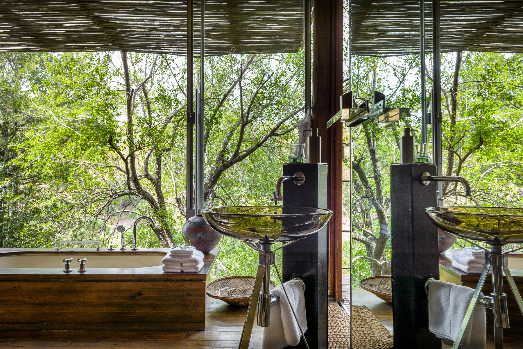 Big 5, Hideaway, Kruger National Park, Krüger-Nationalpark, Singita, Singita Sweni Lodge, Südafrika, Sweni River, Badewanne, En-suite Bad, Gästeunterkunft, Glaswände, Suite, Waschtische, Afrikarma, Afrikarma Safaris, Afrikarma Safaris – Wildnis. Hautnah., afrikarma.de
