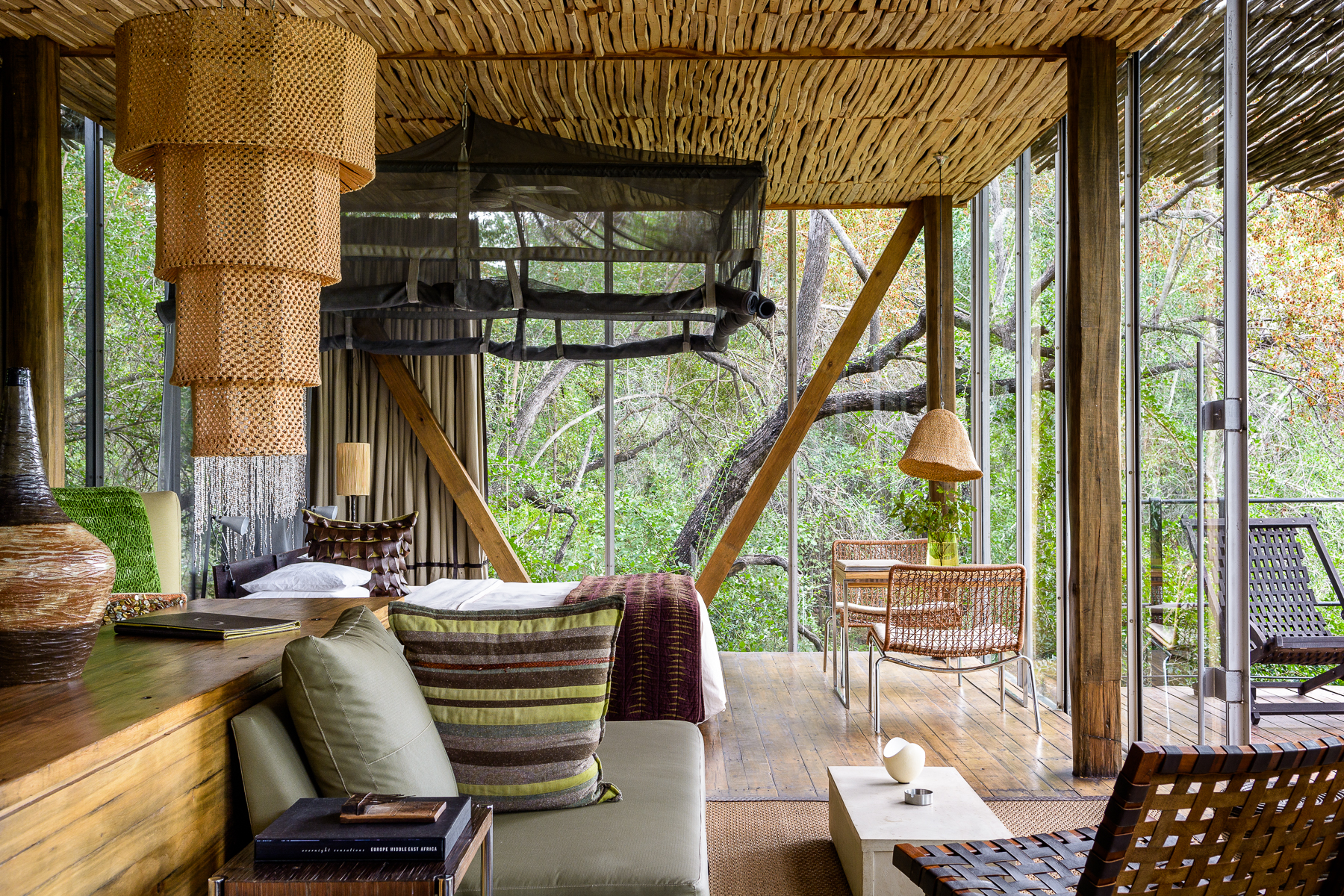 Big 5, Hideaway, Kruger National Park, Krüger-Nationalpark, Singita, Singita Sweni Lodge, Südafrika, Sweni River, Beistelltisch, Glaswände, Lounge, Private Terrasse, Sessel, Sideboard, Sofa, Suite, Afrikarma, Afrikarma Safaris, Afrikarma Safaris – Wildnis. Hautnah., afrikarma.de