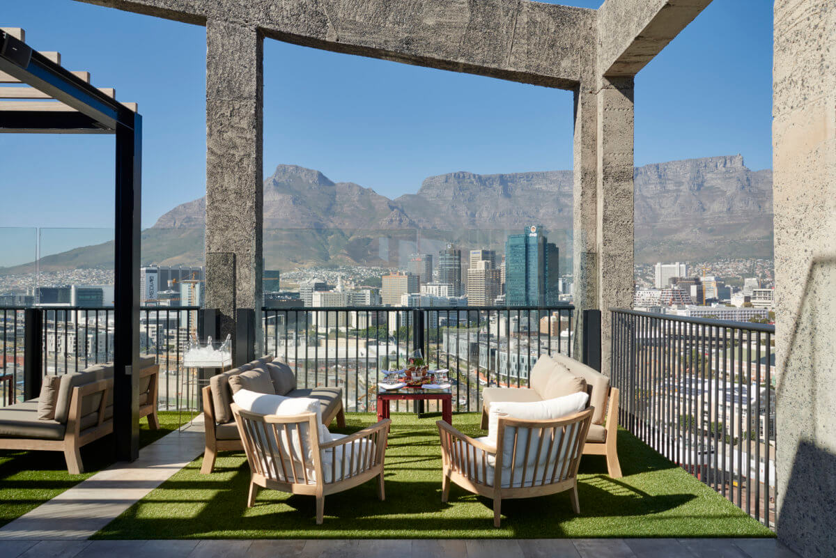 Cape Town, Hafen, Kapstadt, Südafrika, The Royal Portfolio, The Silo, V&A Waterfront, Rooftop Dinning, Sessel, The Silo Rooftop, Afrikarma, Afrikarma Safaris, Afrikarma Safaris – Wildnis. Hautnah., afrikarma.de, Table Mountain, Tafelberg